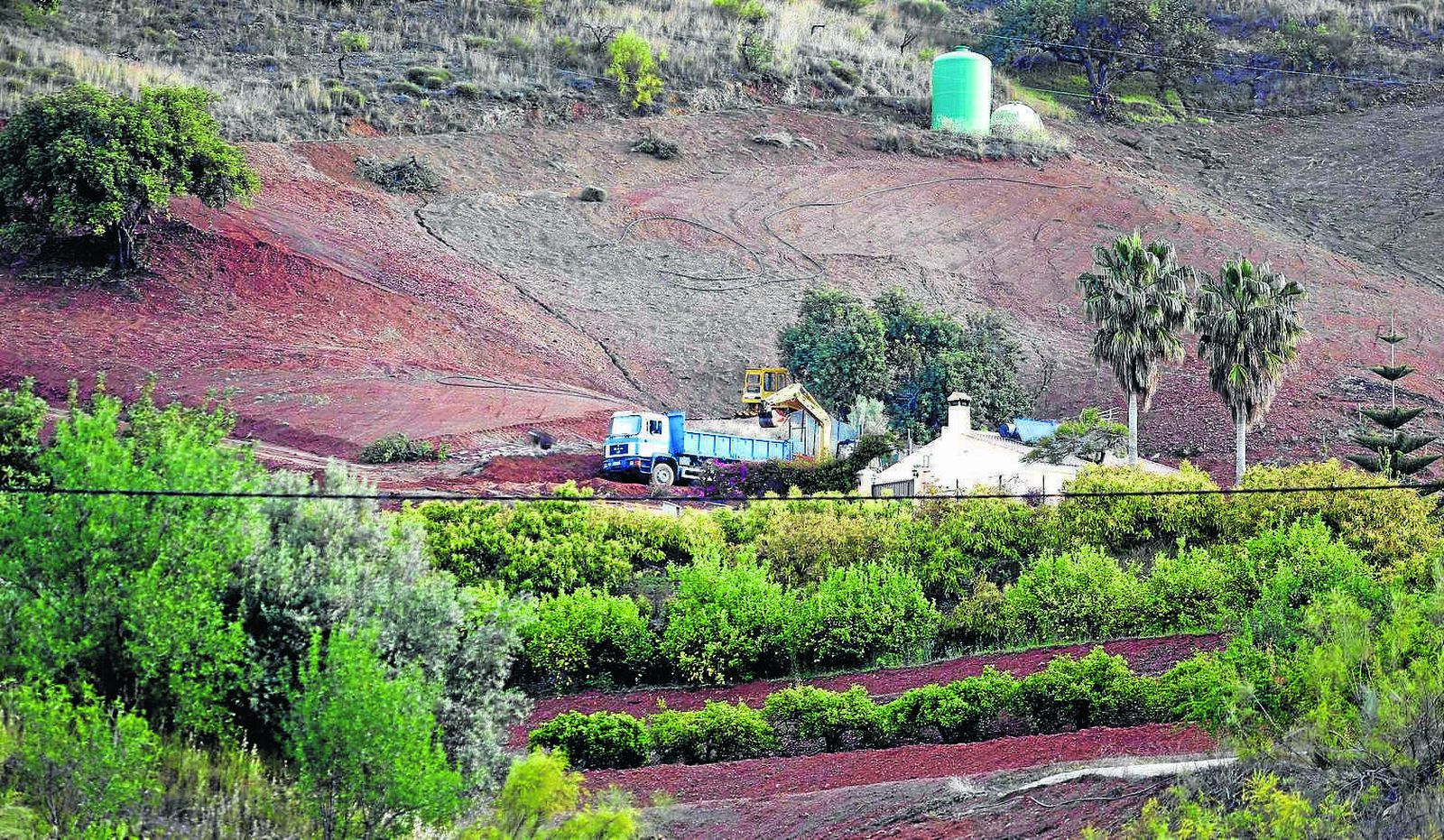 Movimientos de tierras en parcelas próximas al cauce del Guadalmedina.