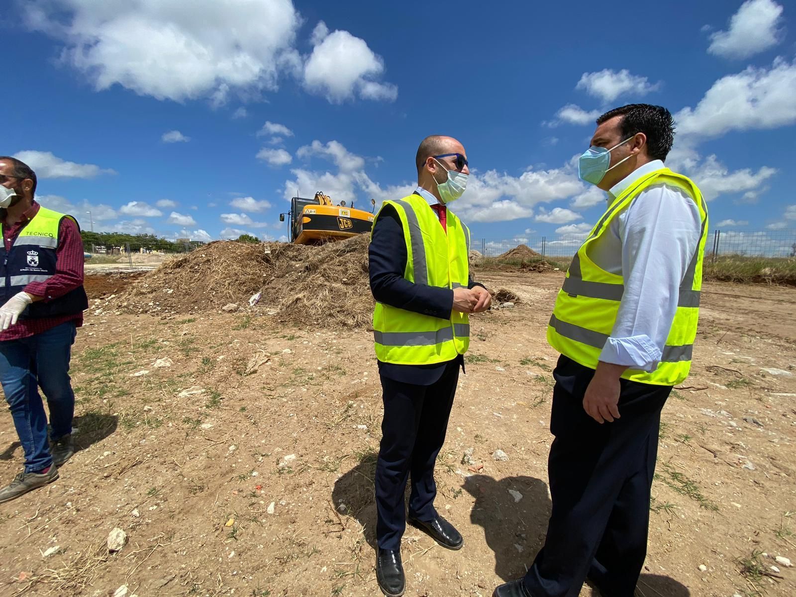 El alcalde y el concejal de Mantenimiento Urbano, durante la visita a las obras de urbanización de los viales.
