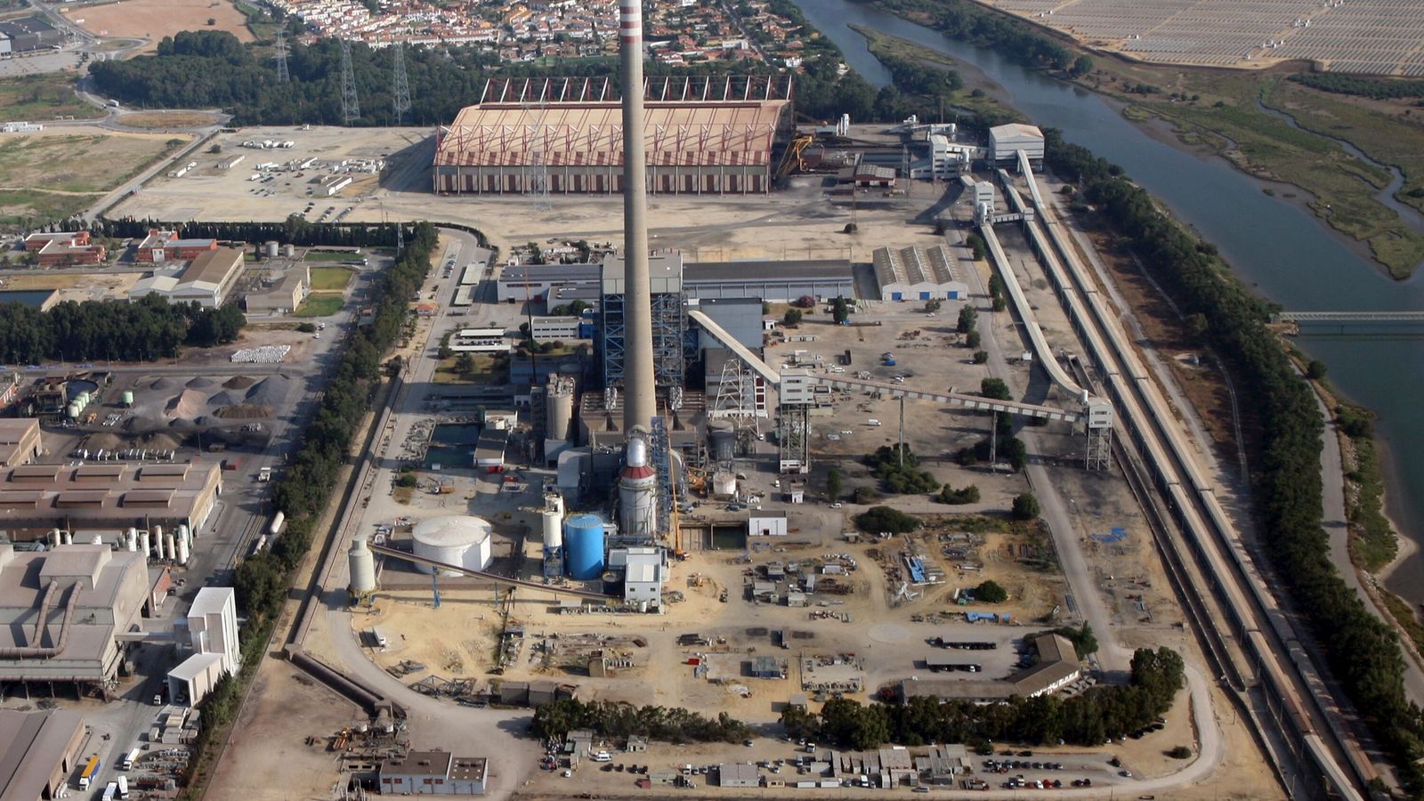 Vista aérea de la térmica de Los Barrios y los terrenos para las plantas de hidrógeno verde.