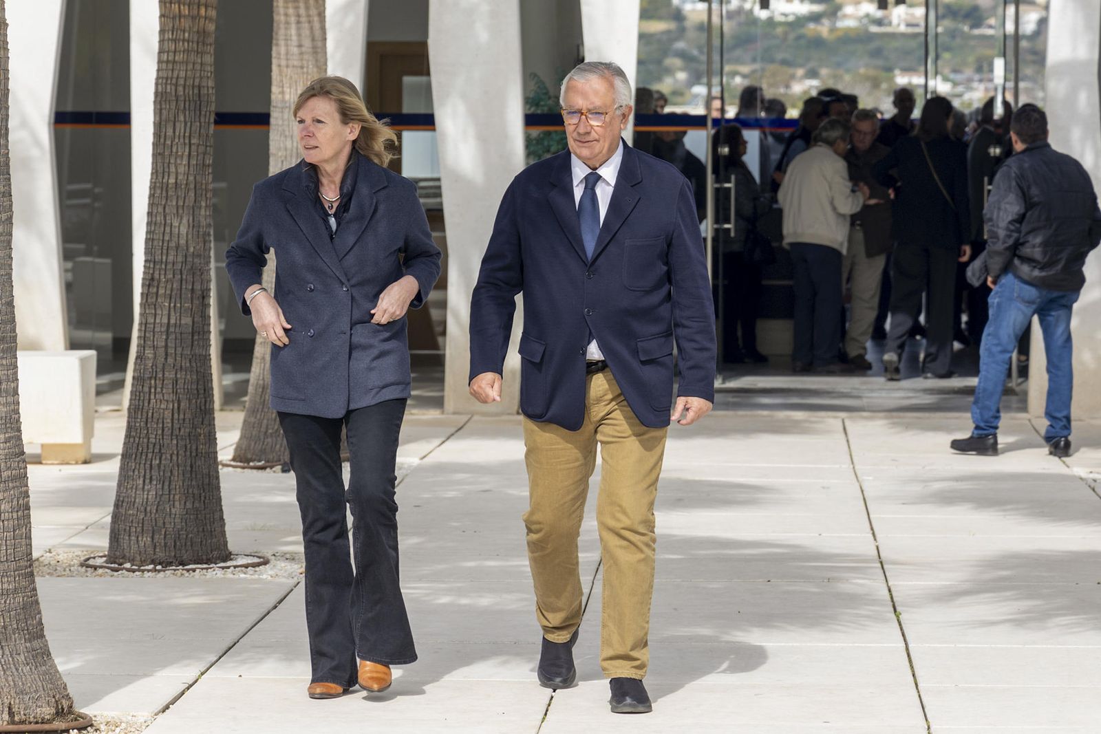 Javier Arenas sale del tanatorio de San Pedro de Alcántara, donde se vela el cuerpo del empresario sueco Lars Gunnar Broberg, marido de la alcaldesa de Marbella.