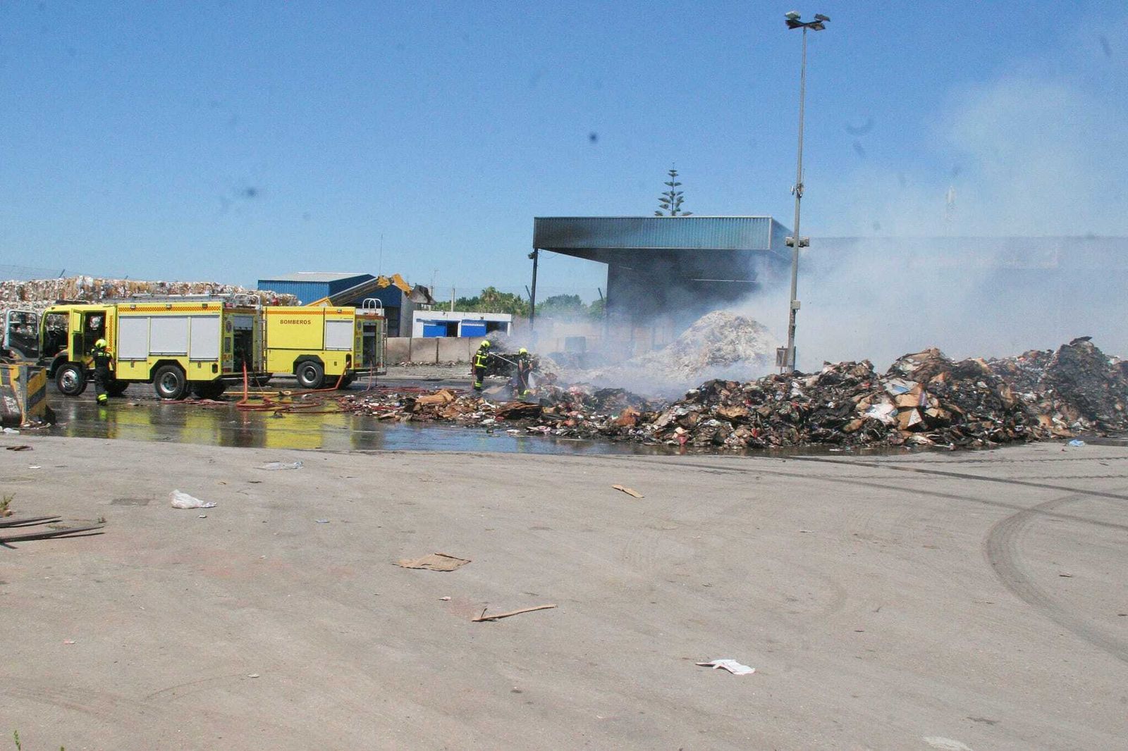 Siguen las labores de extinción del incendio en la Carretera de El Portal