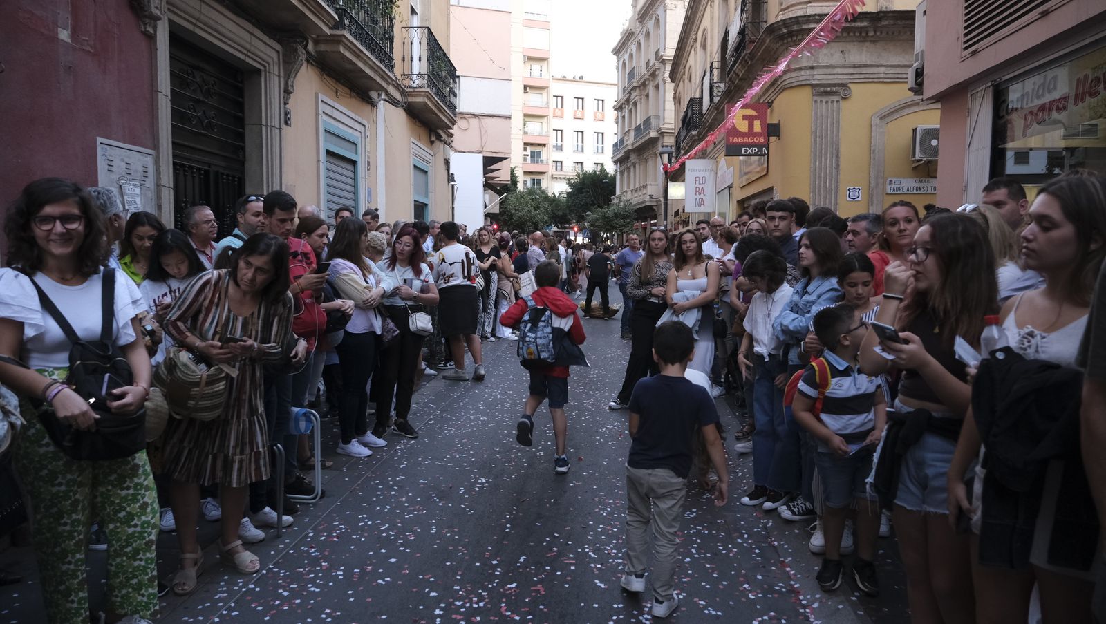 Imágenes de La Magna por las calles de Almería