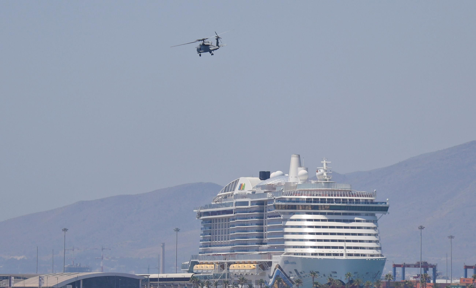 Los buques de la Armada 'Juan Carlos I' y 'Galicia' ya están en Málaga para el desembarco, en fotos