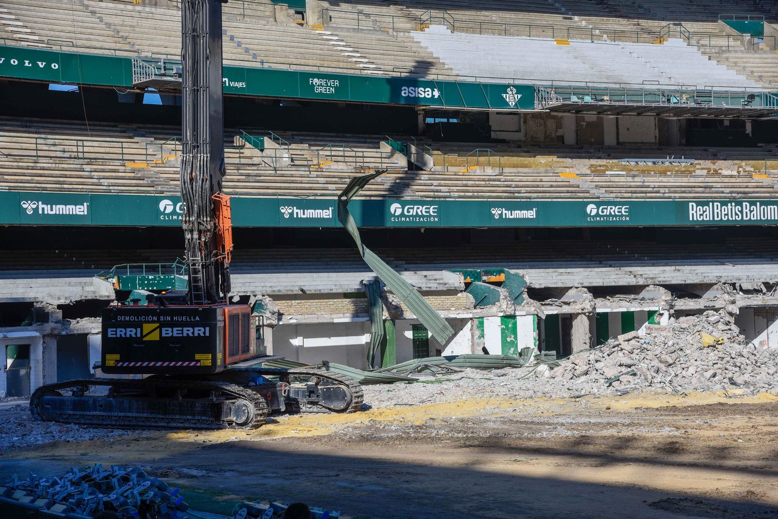 Las imágenes de la retirada de la cubierta de preferencia del Benito Villamarín