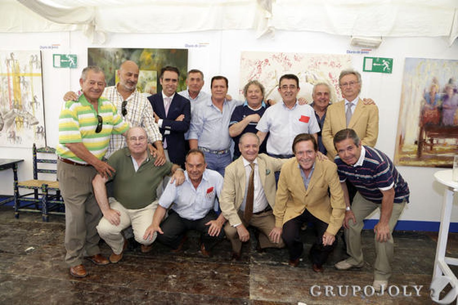 Miembros de la Asociación Lírico-Xerecista y Gastronómica ‘Ismael Jordi’, que preside el doctor Francisco Valenzuela, posando en la caseta de Diario de Jerez.  Foto: Manuel Aranda