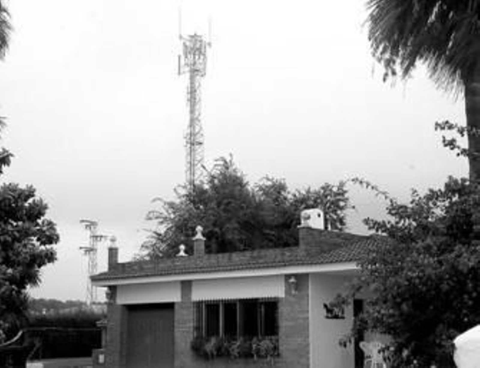 Una antena de telefonía móvil en el núcleo de El Colorado.