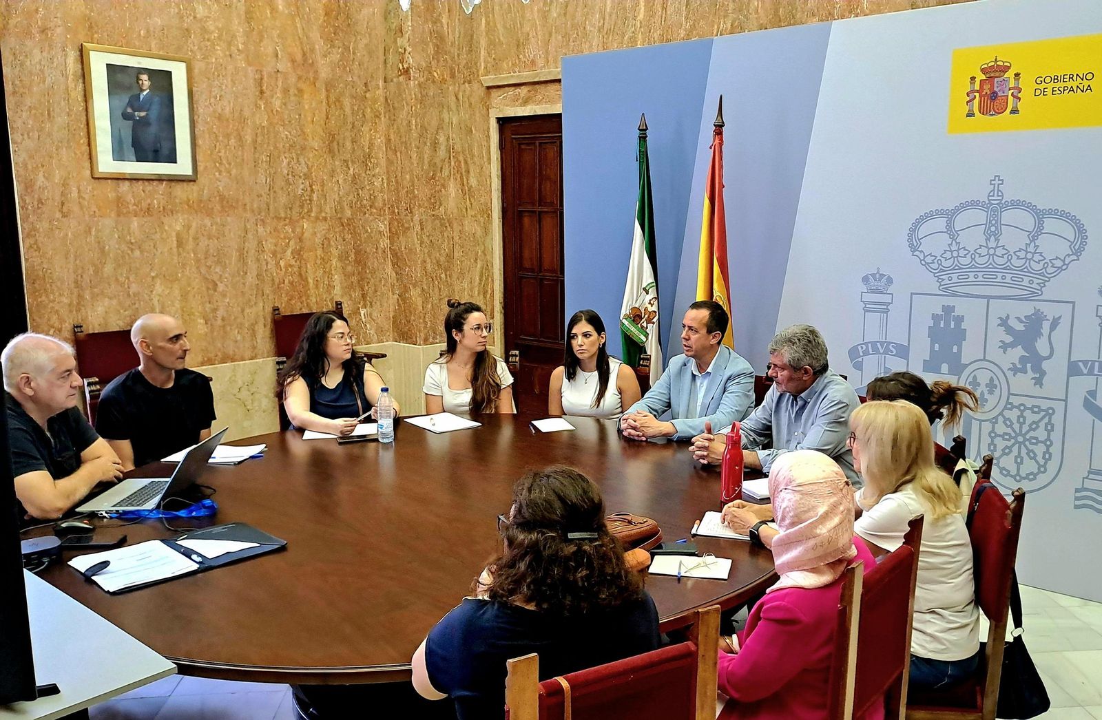 José María Martín junto a las personas que han sido contratadas para hacer más cómodo y fluido el tránsito.