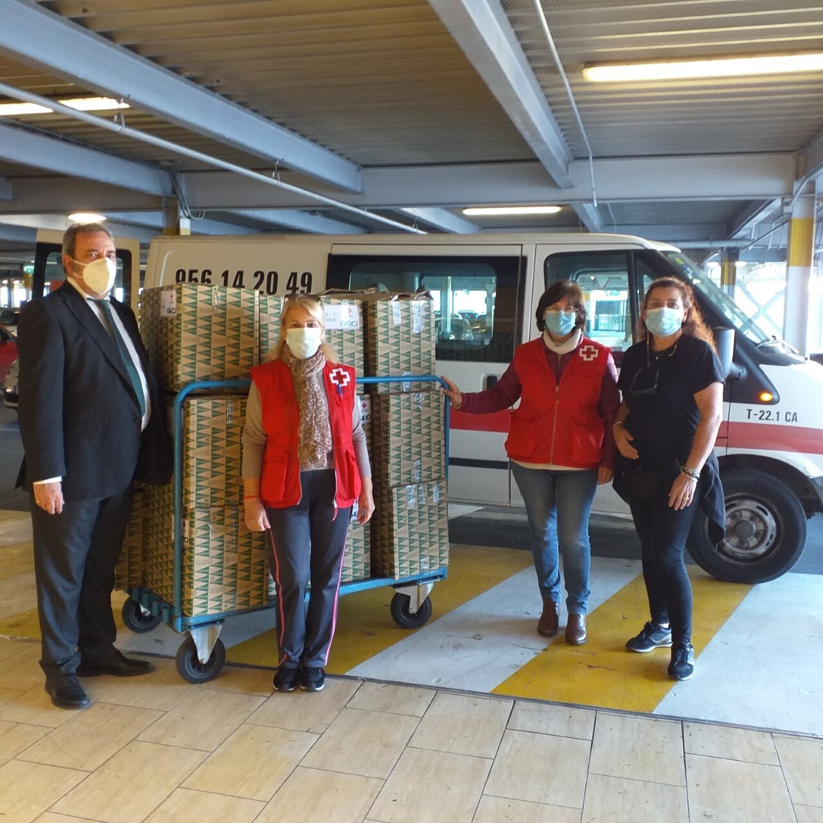 Imagen de la entrega de los juguetes a Cruz Roja.