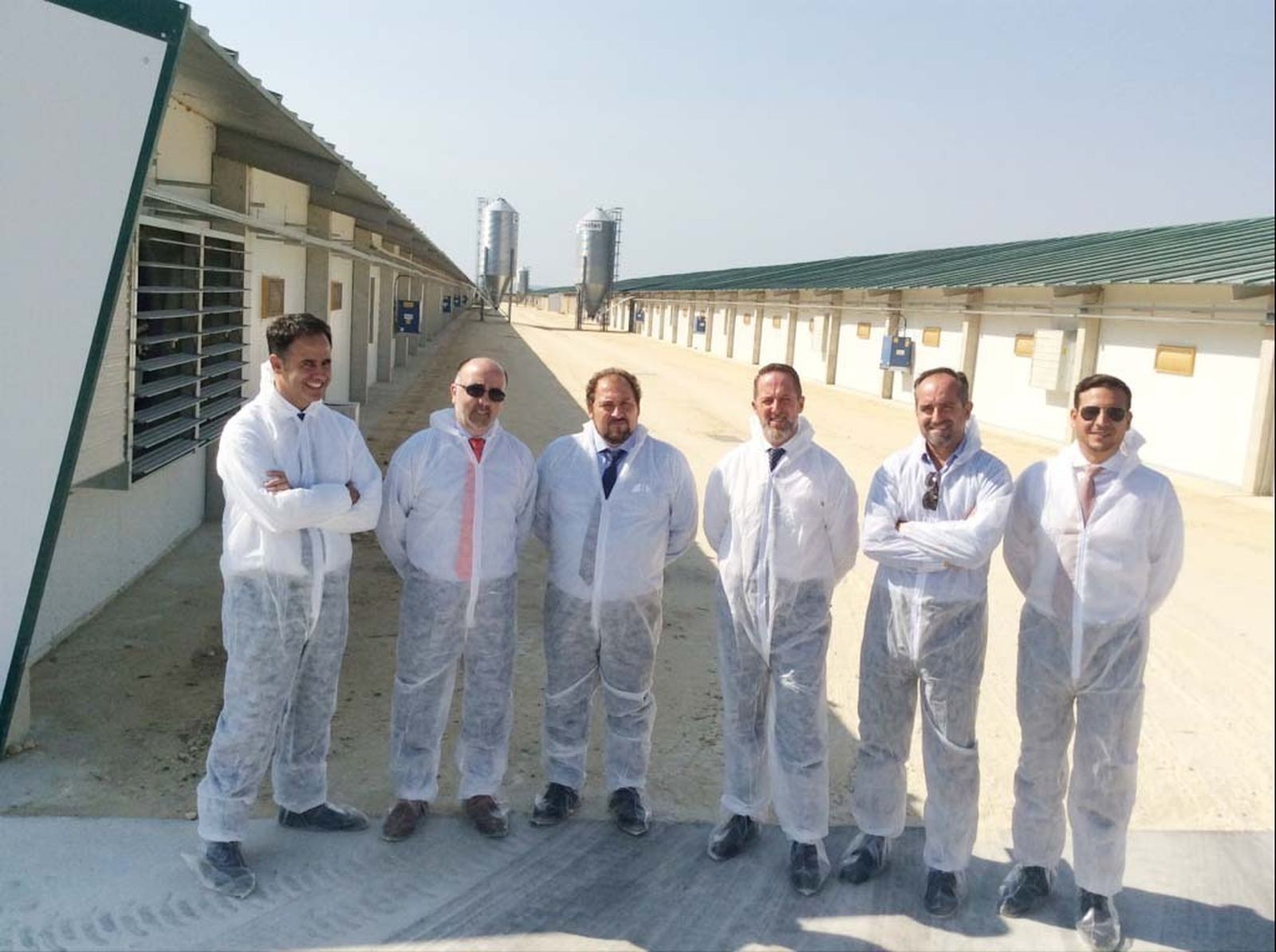 Responsables de ambas entidades, en la instalación avícola de Villamartín.
