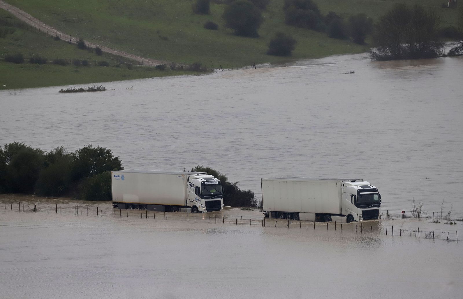 Fotos del temporal de lluvia y viento por la borrasca Kristin en Jimena de la Frontera, San Pablo de Buceite y San Martín del Tesorillo