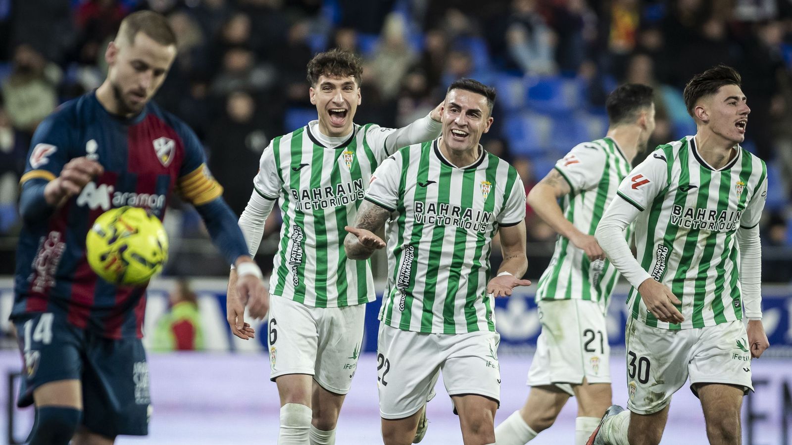 Carlos Isaac celebra junto a sus compañeros el gol de la victoria del Córdoba CF en Huesca.