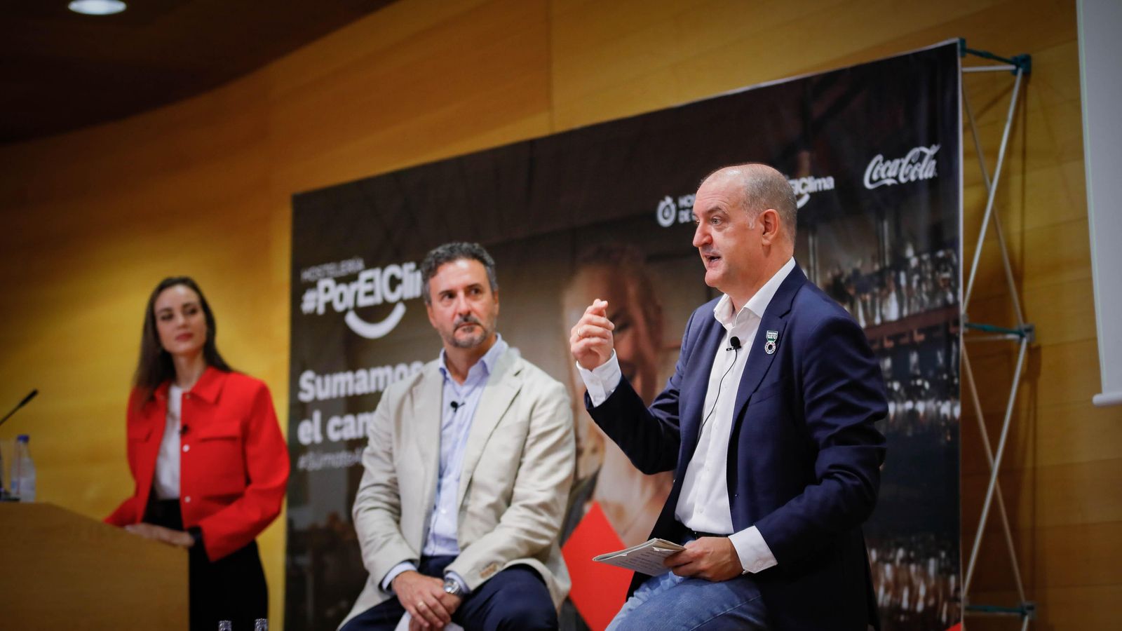 Pablo Barrenechea, de ECODES, habla ante la atenta mirada del gestor de comunicación de Coca Cola, Alfredo Peña.
