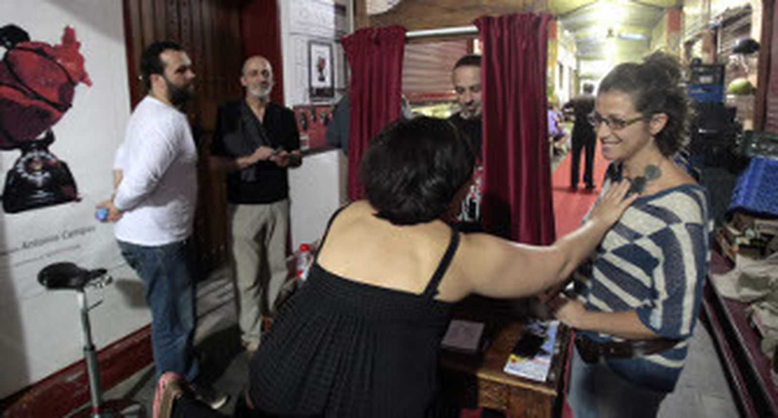 Un espectador saca la entrada para 'La voz humana'. A la izquierda, el director, Antonio Campos, con Fernando Rodalva, de la sala. / Juan Carlos Muñoz