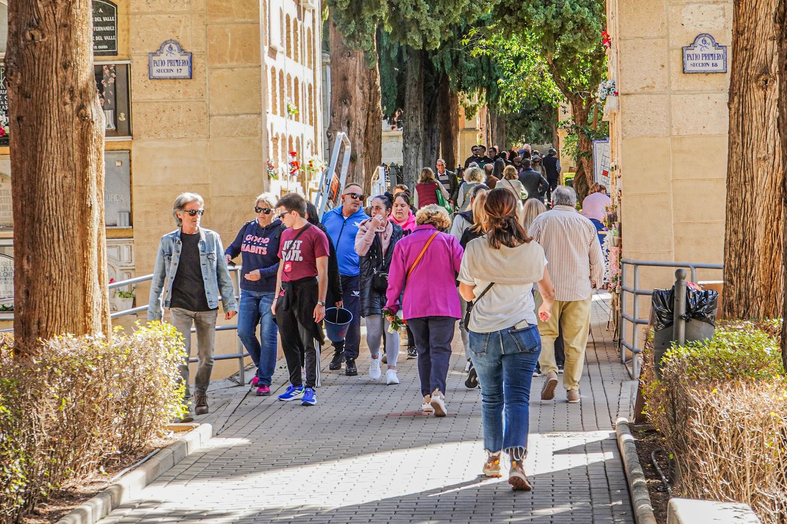 Una de las calles del cementerio este 1 de noviembre.