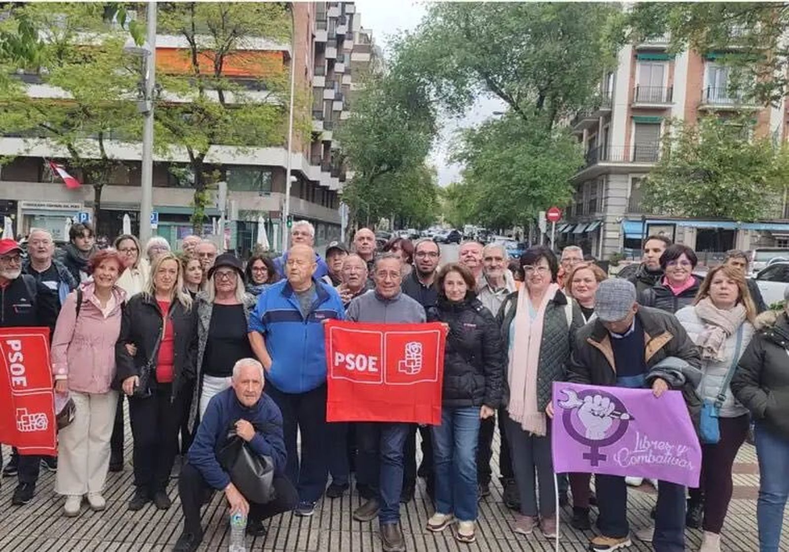 Militantes y simpatizantes socialistas, este sábado, en la concentración en apoyo de Sánchez en Madrid.