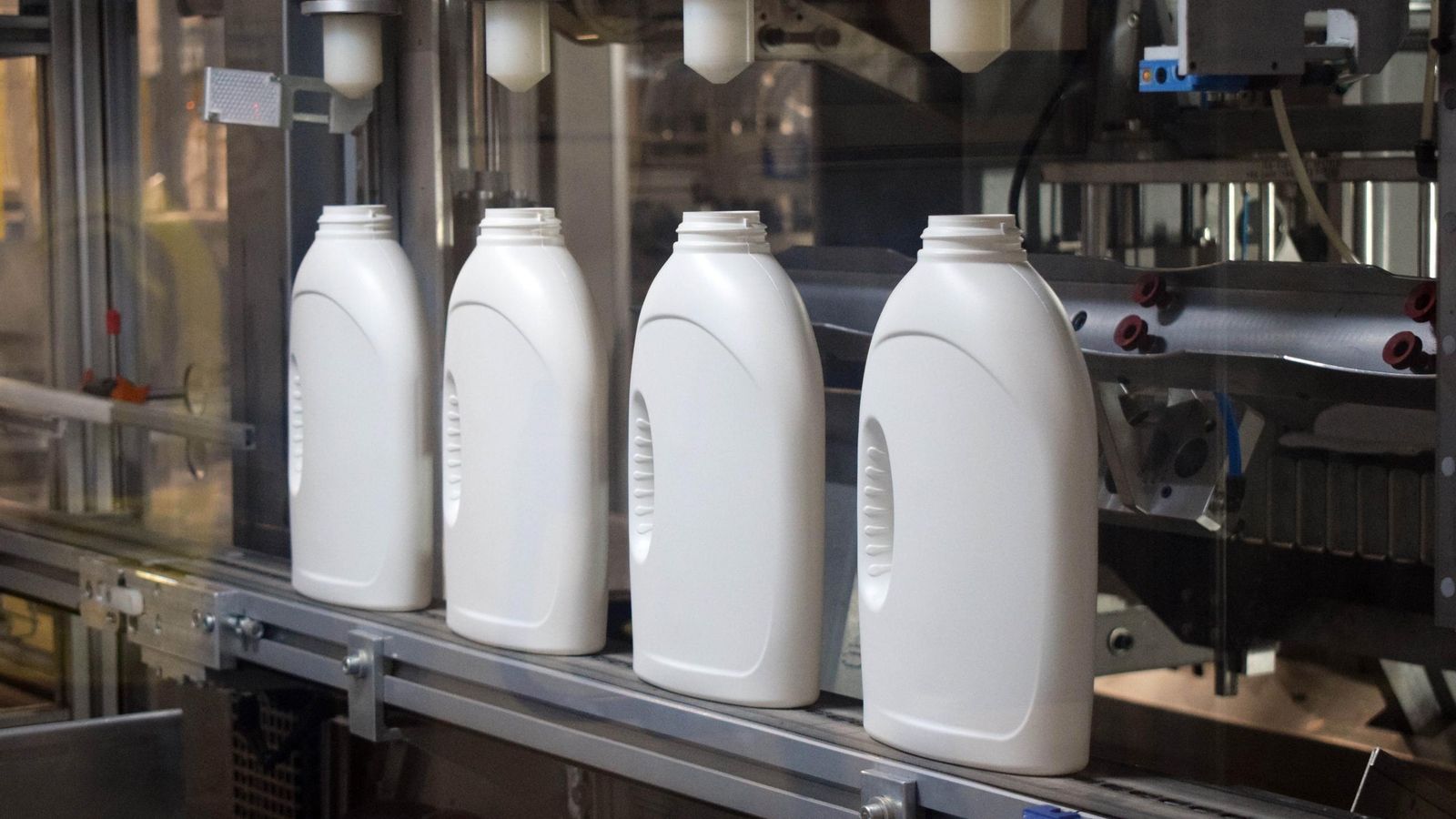 Botellas en el lineal de producción. Botellas en el lineal de producción.