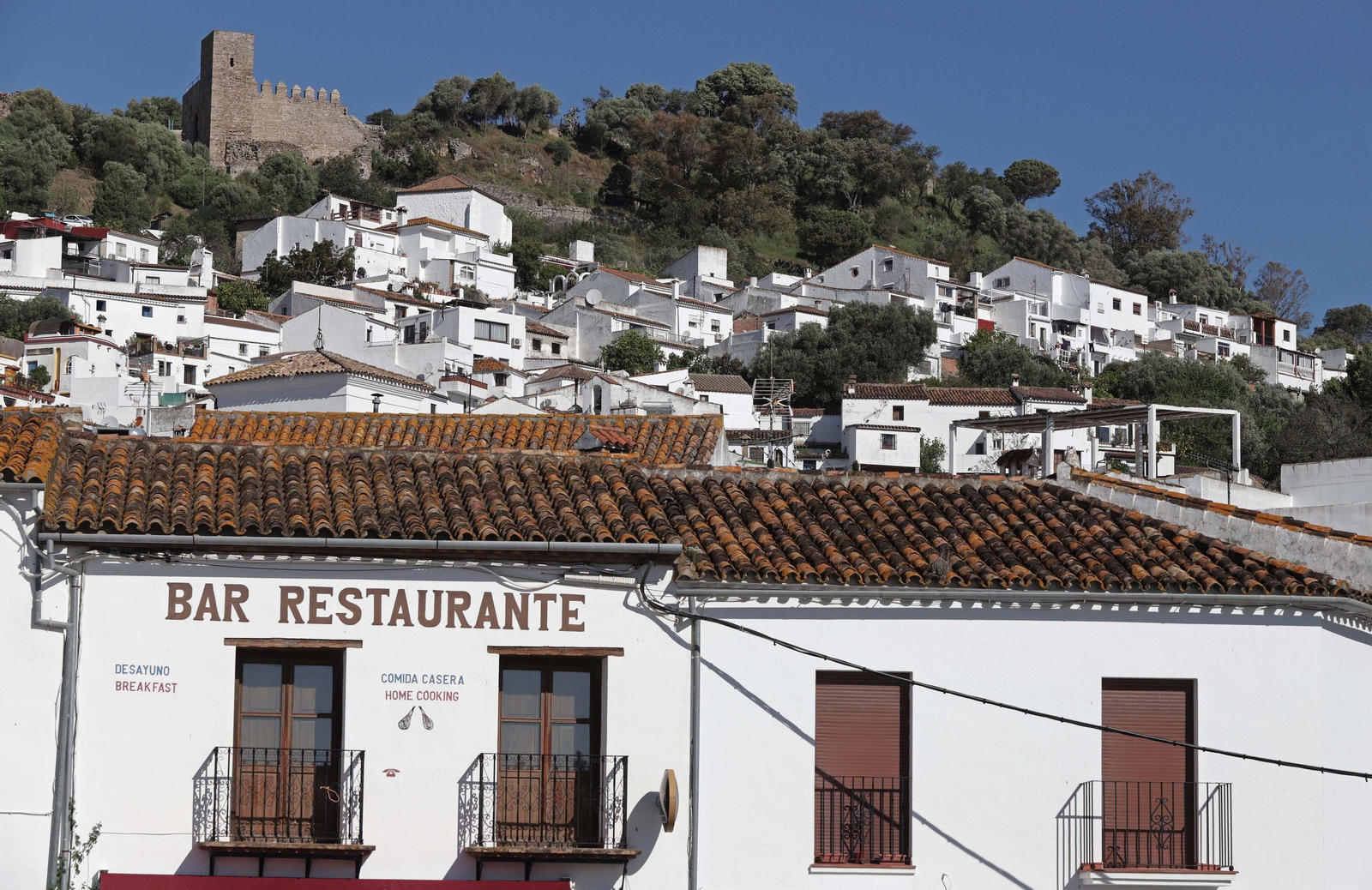 Vista de Jimena, con el castillo en la parte superior.