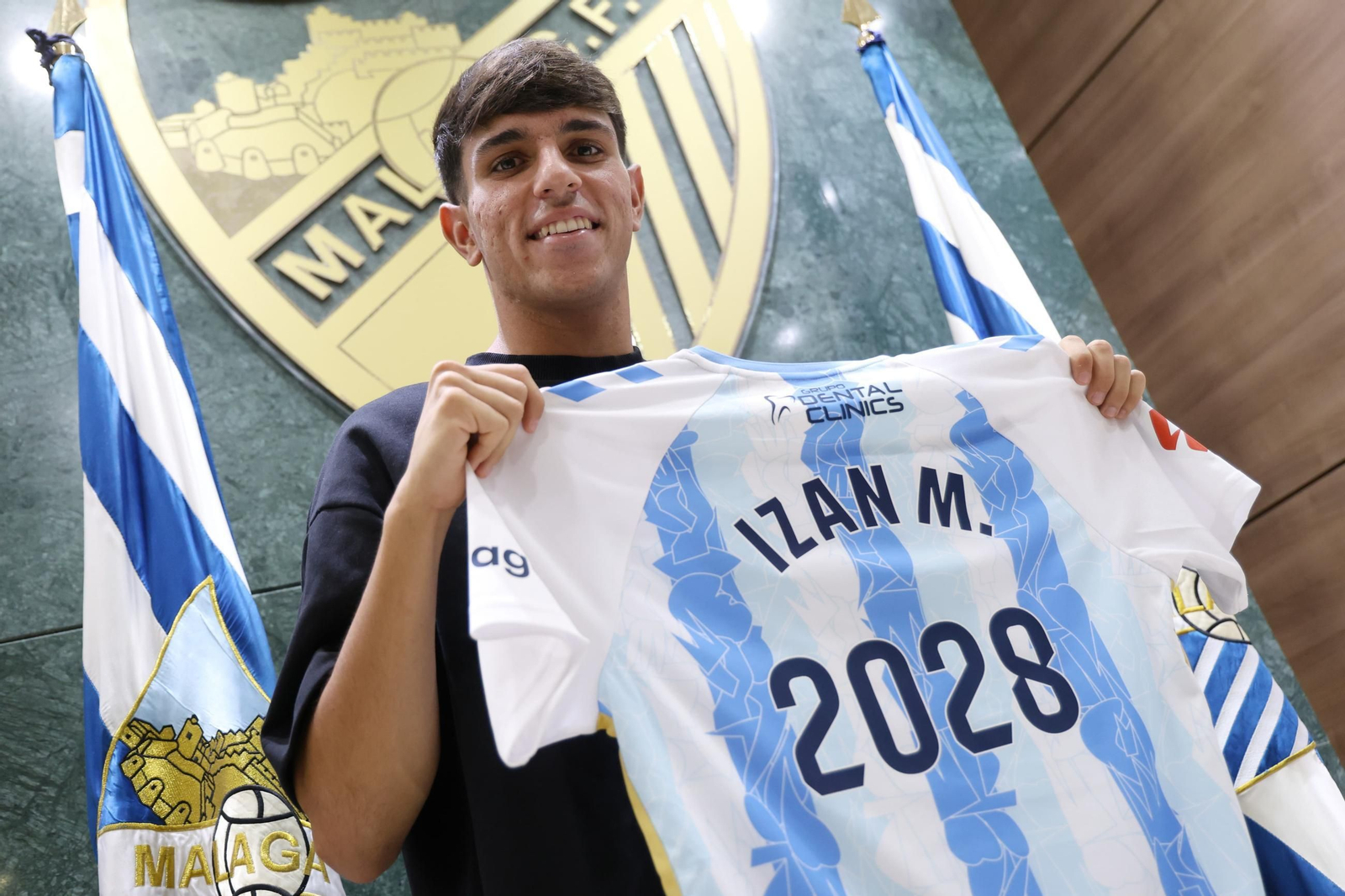 Izan Merino posa con la camiseta de su renovación