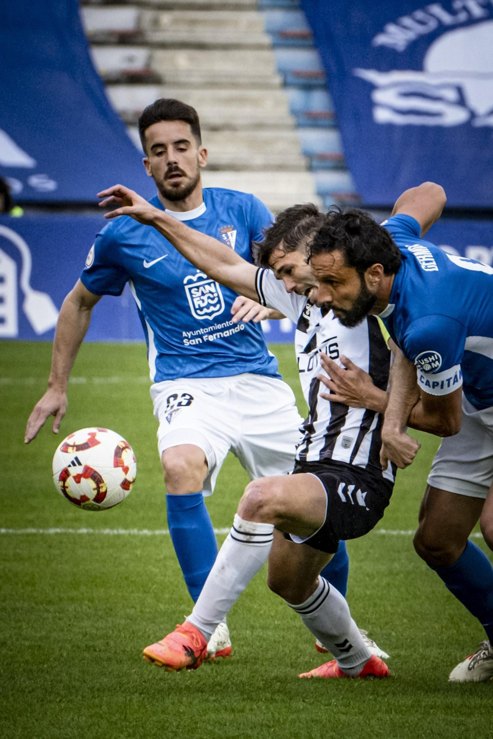 Las imágenes del partido de fútbol entre el San Fernando Club Deportivo y la Balompédica Linense
