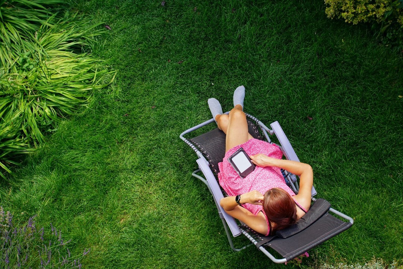 Disfruta del verano en esta tumbona de jardín plegable rebajada: ¡consíguela por menos de 75€!