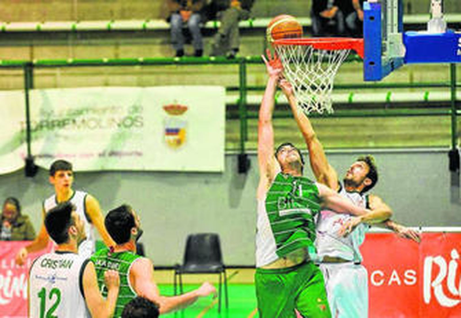 Carlos de Cobos intenta rebotear ante un jugador del Zornotza.