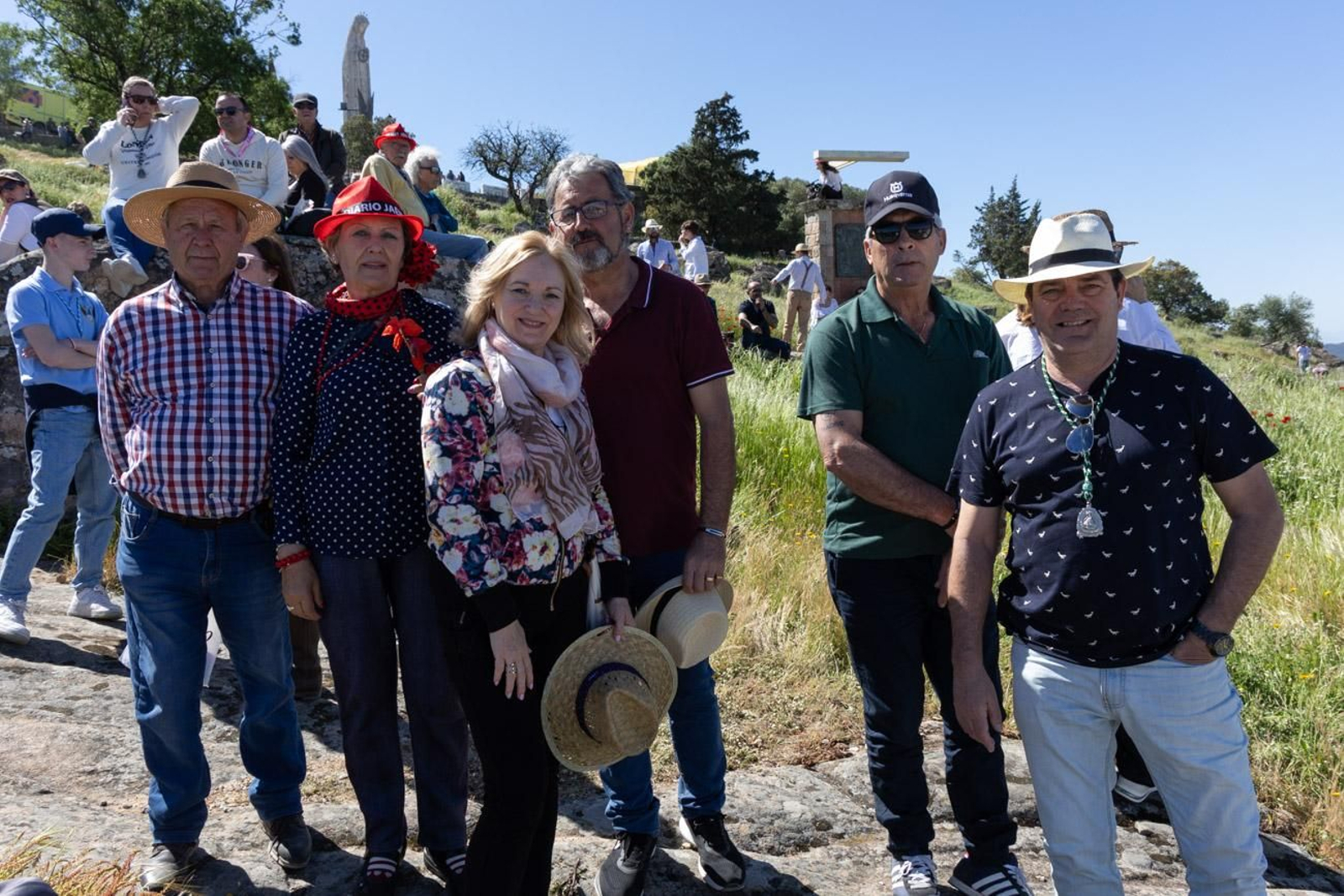 Miles de romeros acuden al encuentro de la Virgen de la Cabeza en su romería
