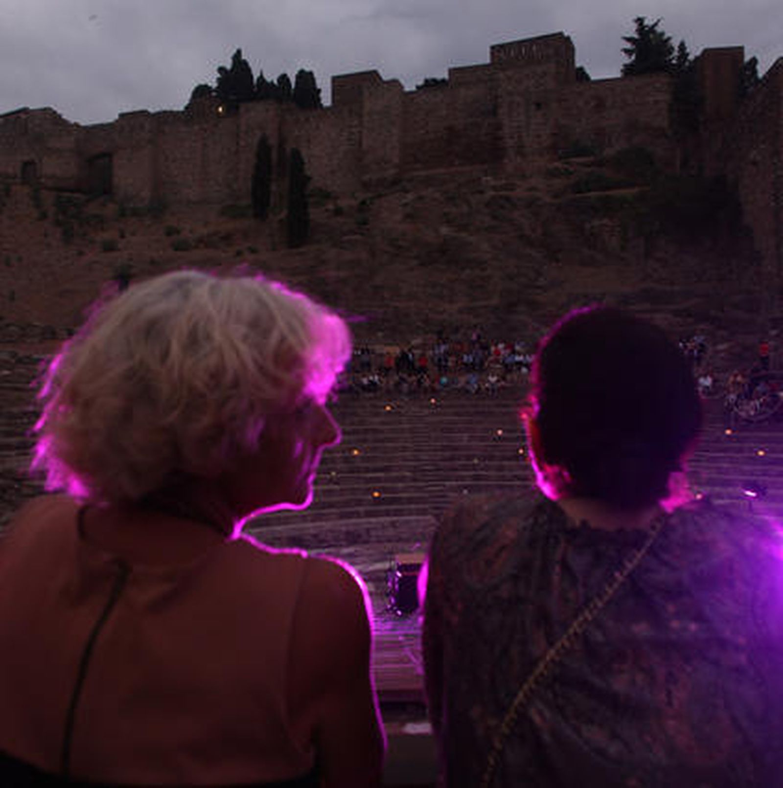 Las gradas del coliseo estrenaron aforo ante unos 400 invitados a un acto simbólico como la guitarra de Daniel Casares y el predicado de Carlos Álvarez como reclamo

Foto: Sergio Camacho