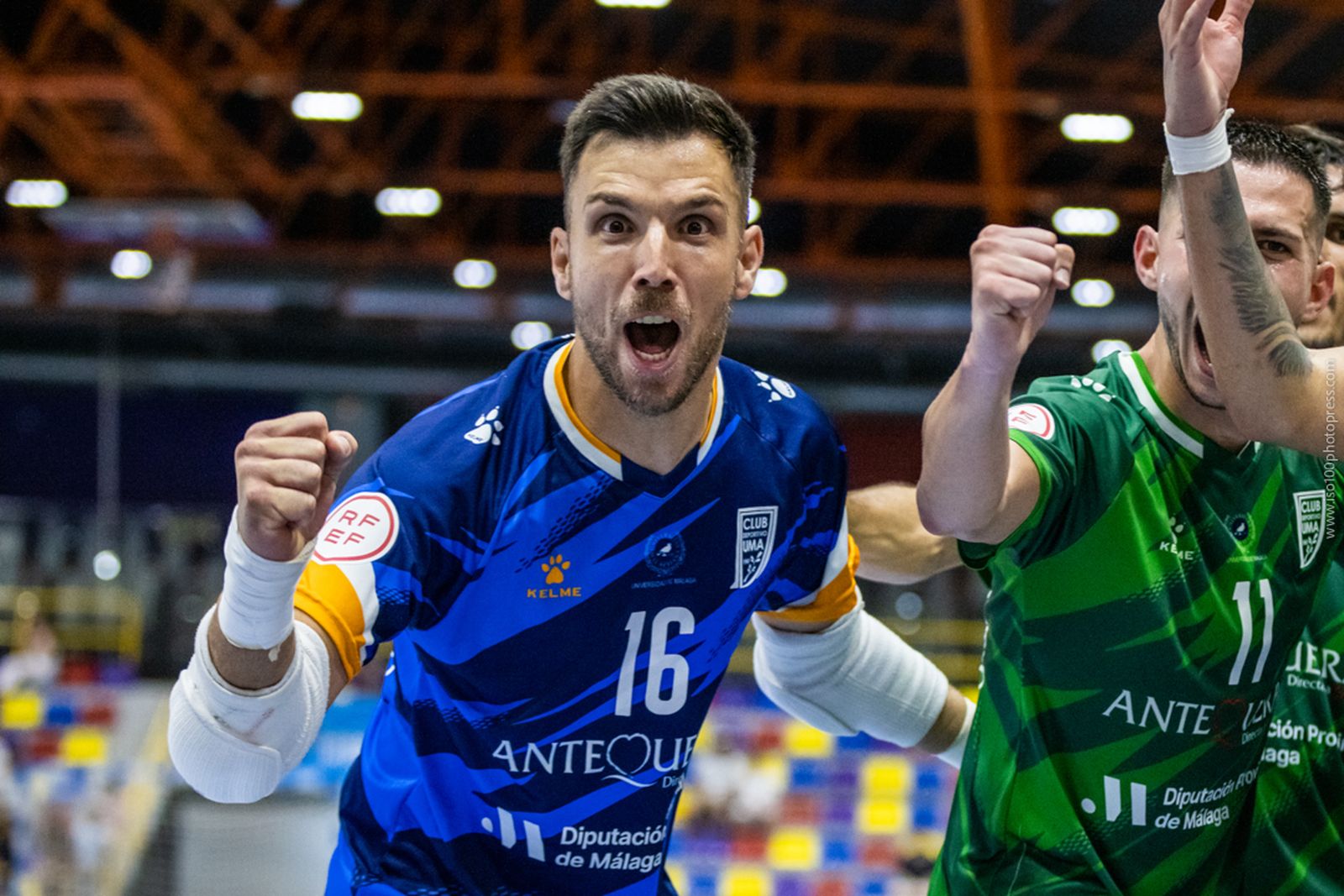 Conejo celebra junto a compañeros.