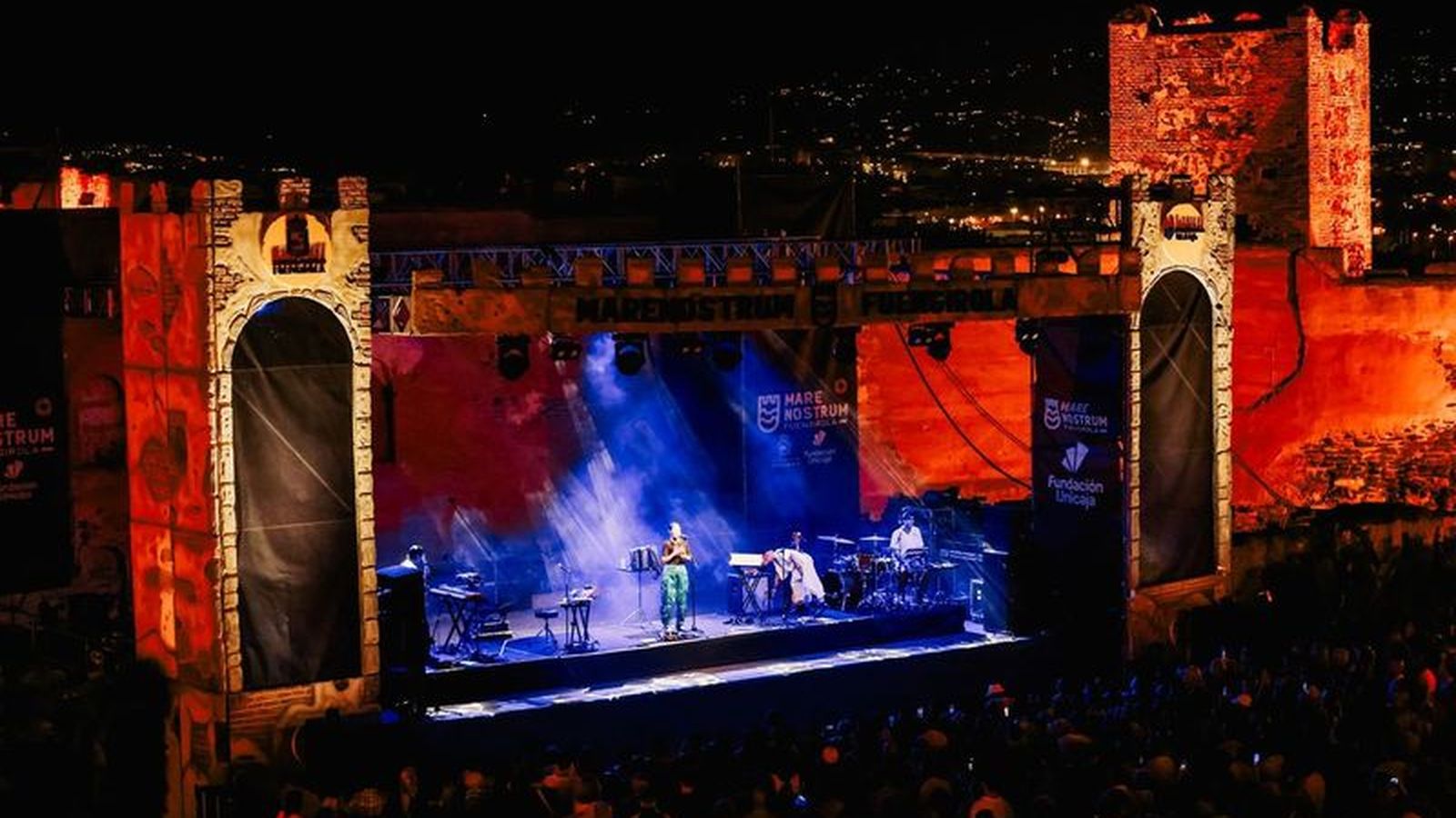 Julieta Venegas en el escenario del Castillo Sohail.