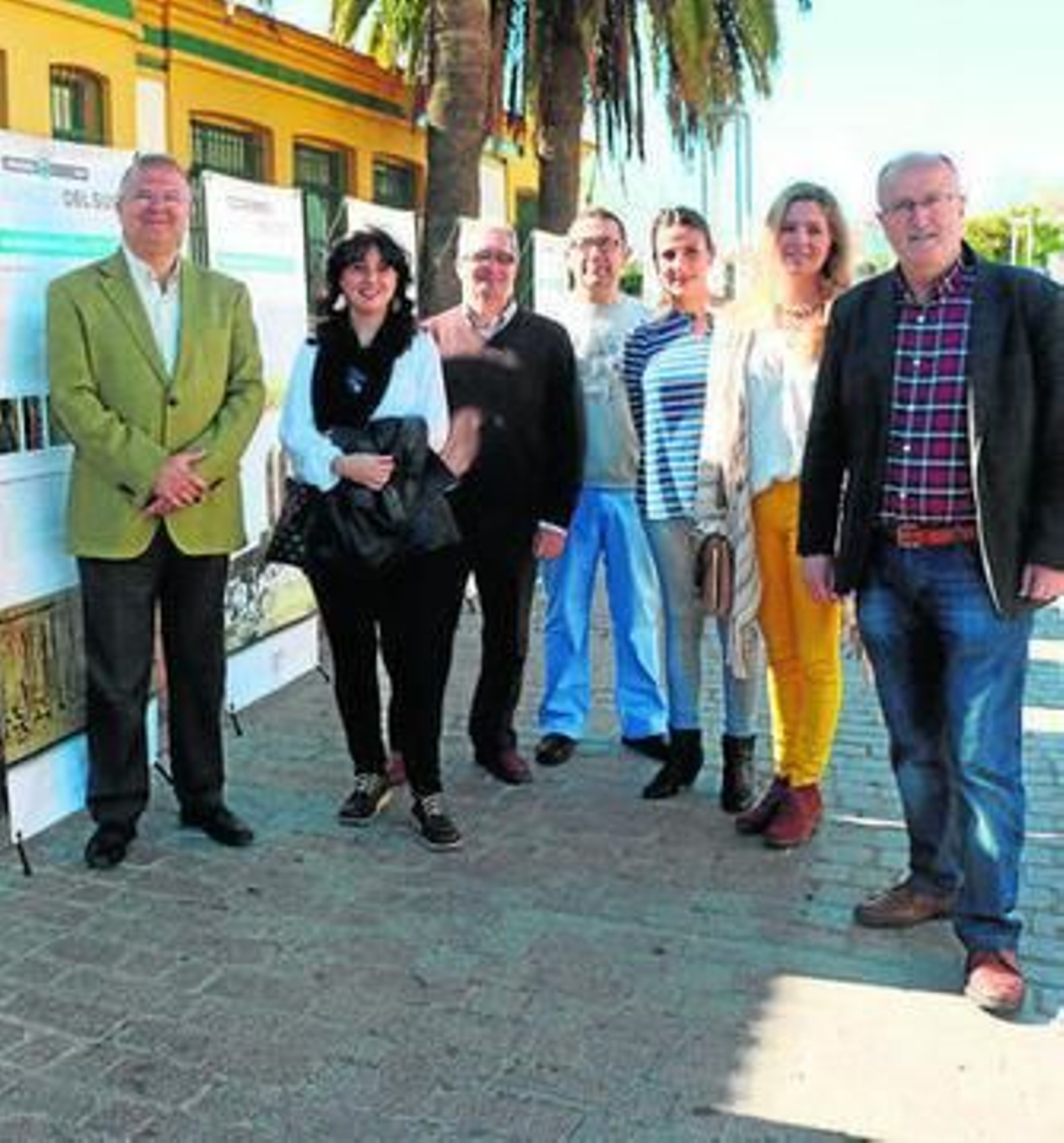 La exposición, detrás de la Torre de la Calahorra.