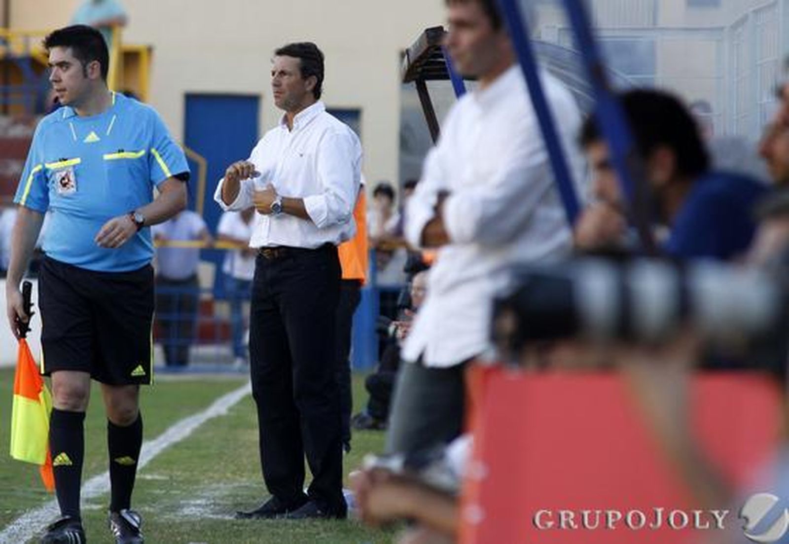 Jose observa el partido desde la banda.

Foto: LOF