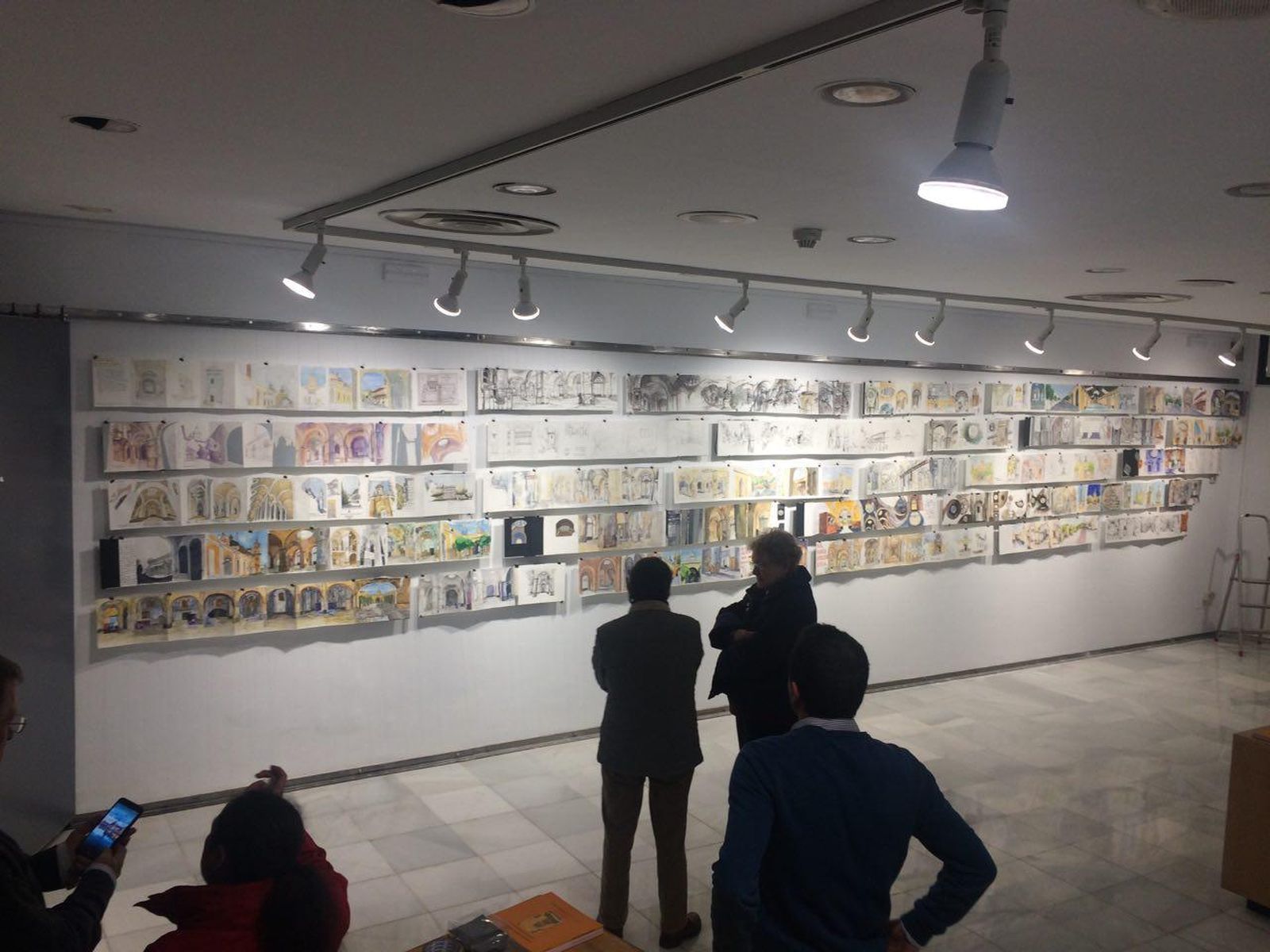 La sala de exposiciones del COAS con las obras de los 'urban scketchers'.