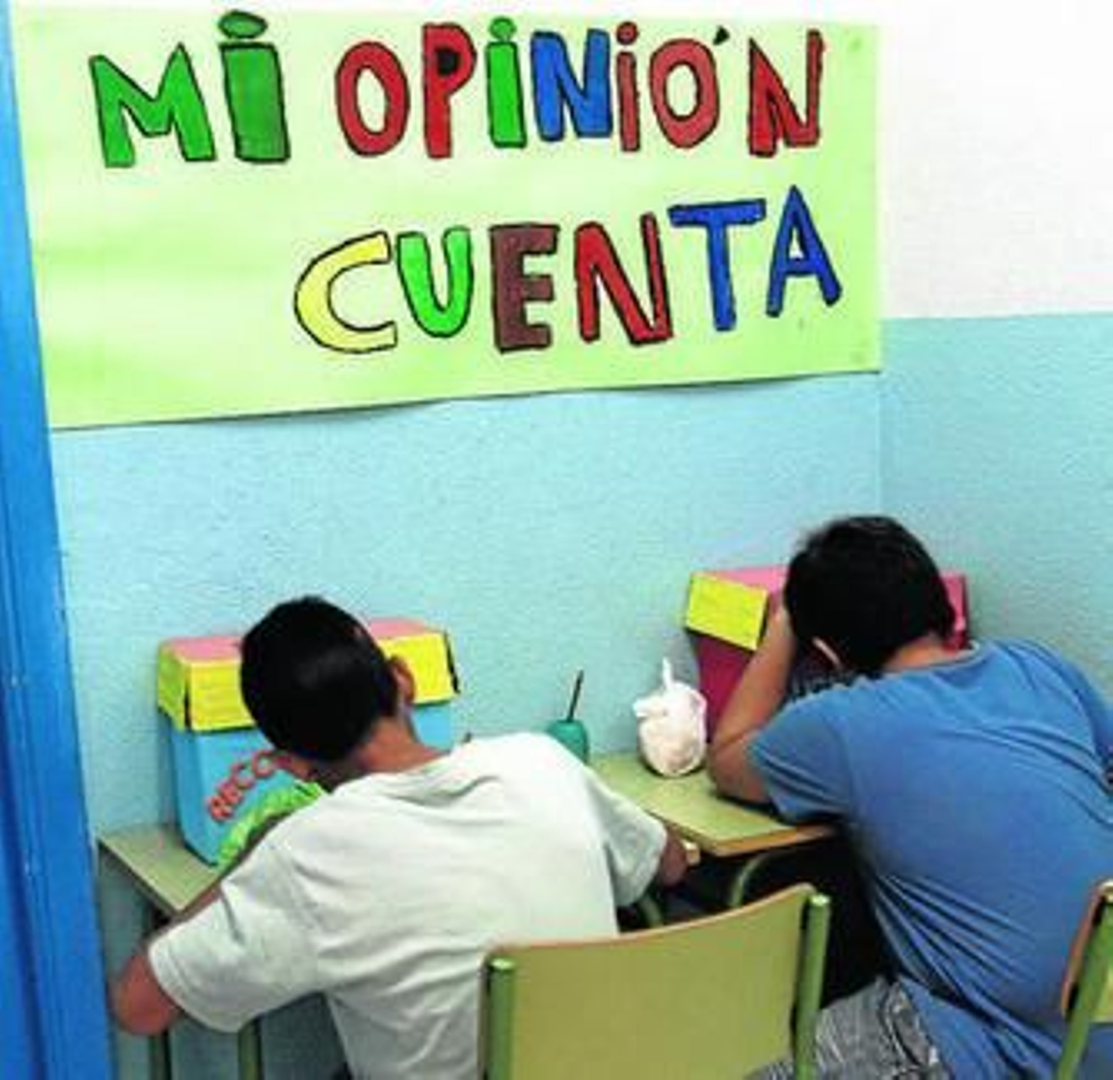 Dos niños durante una actividad del taller de convivencia.
