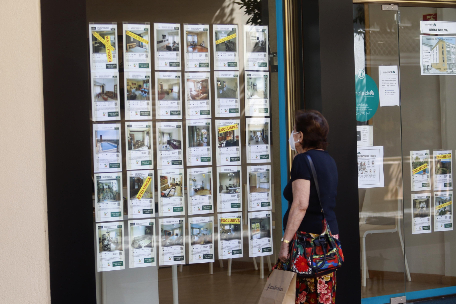 Una mujer observa los anuncios de una inmobiliaria en Córdoba.