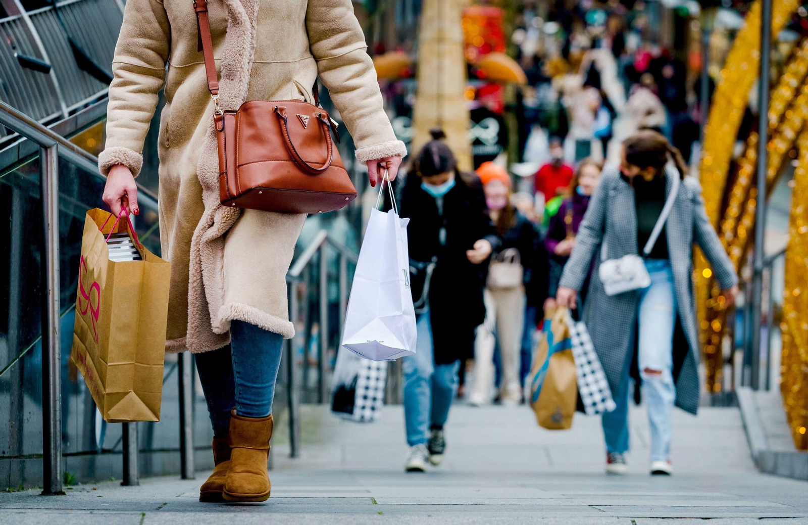 Decenas de personas pasean por el abarrotado centro de Rotterdam, este sábado.