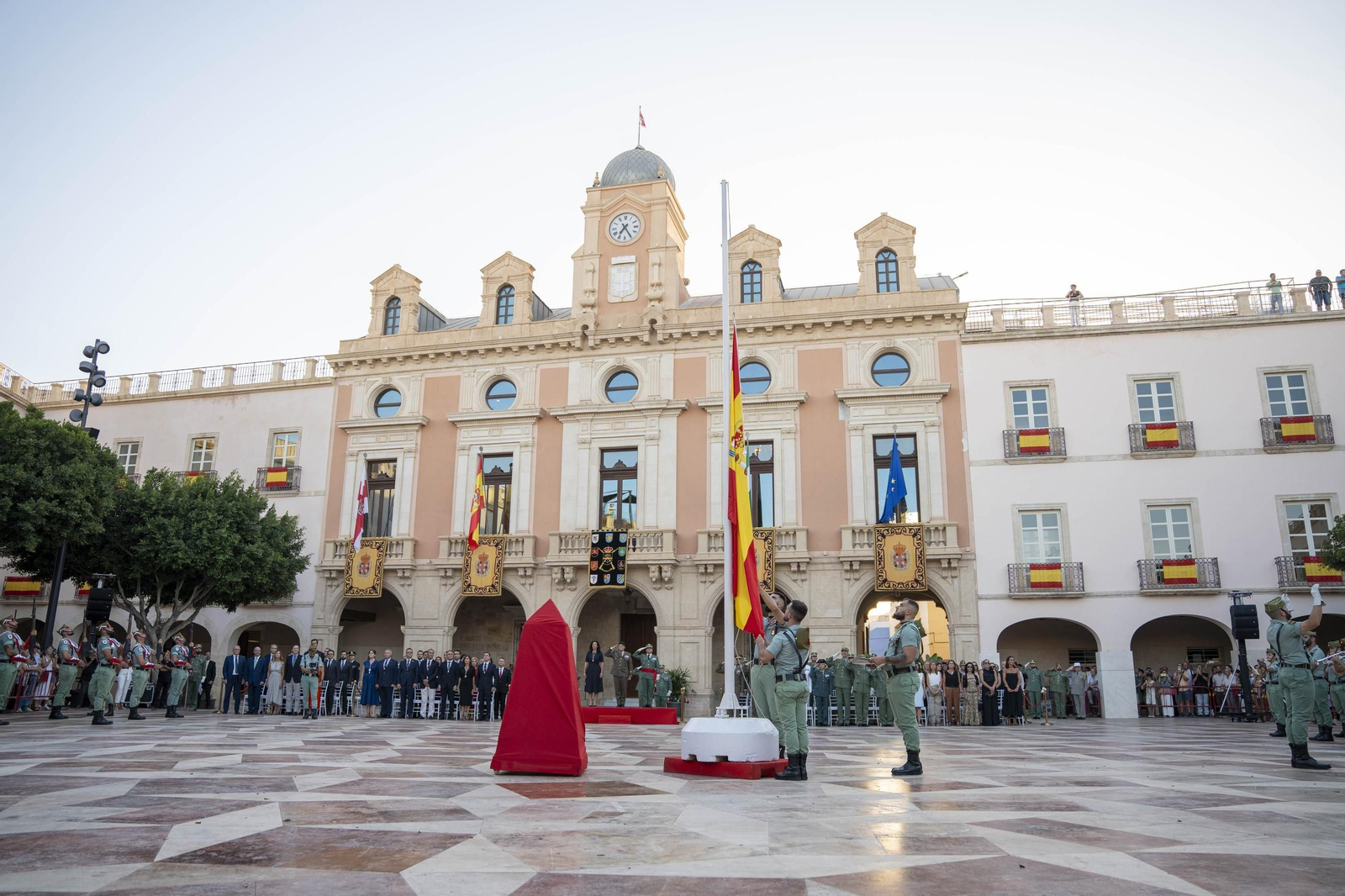 Escudo de Oro de la ciudad de Almería a la Legión