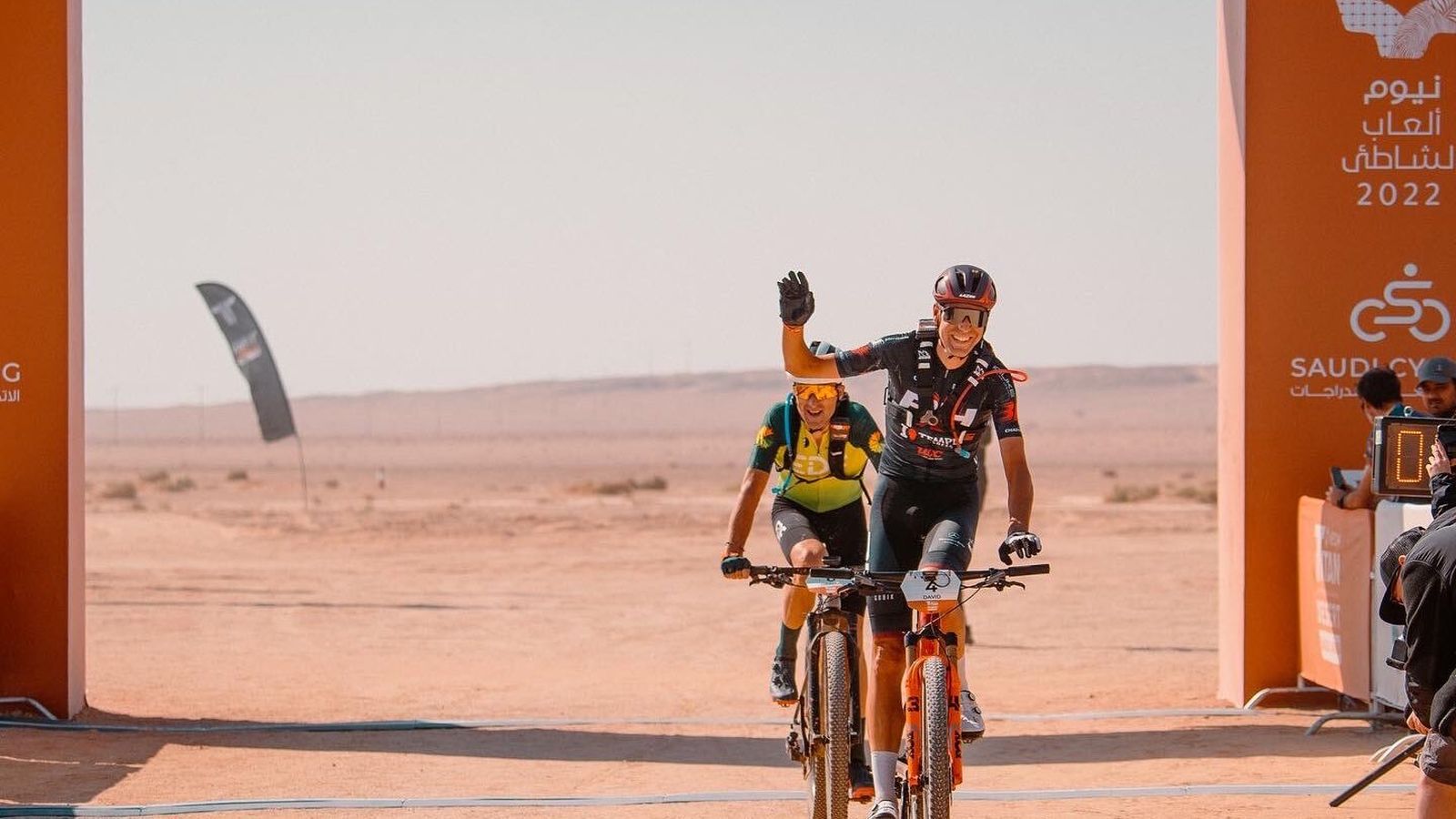 David Valero a su llegada a meta junto a Haimar Zubeldia.