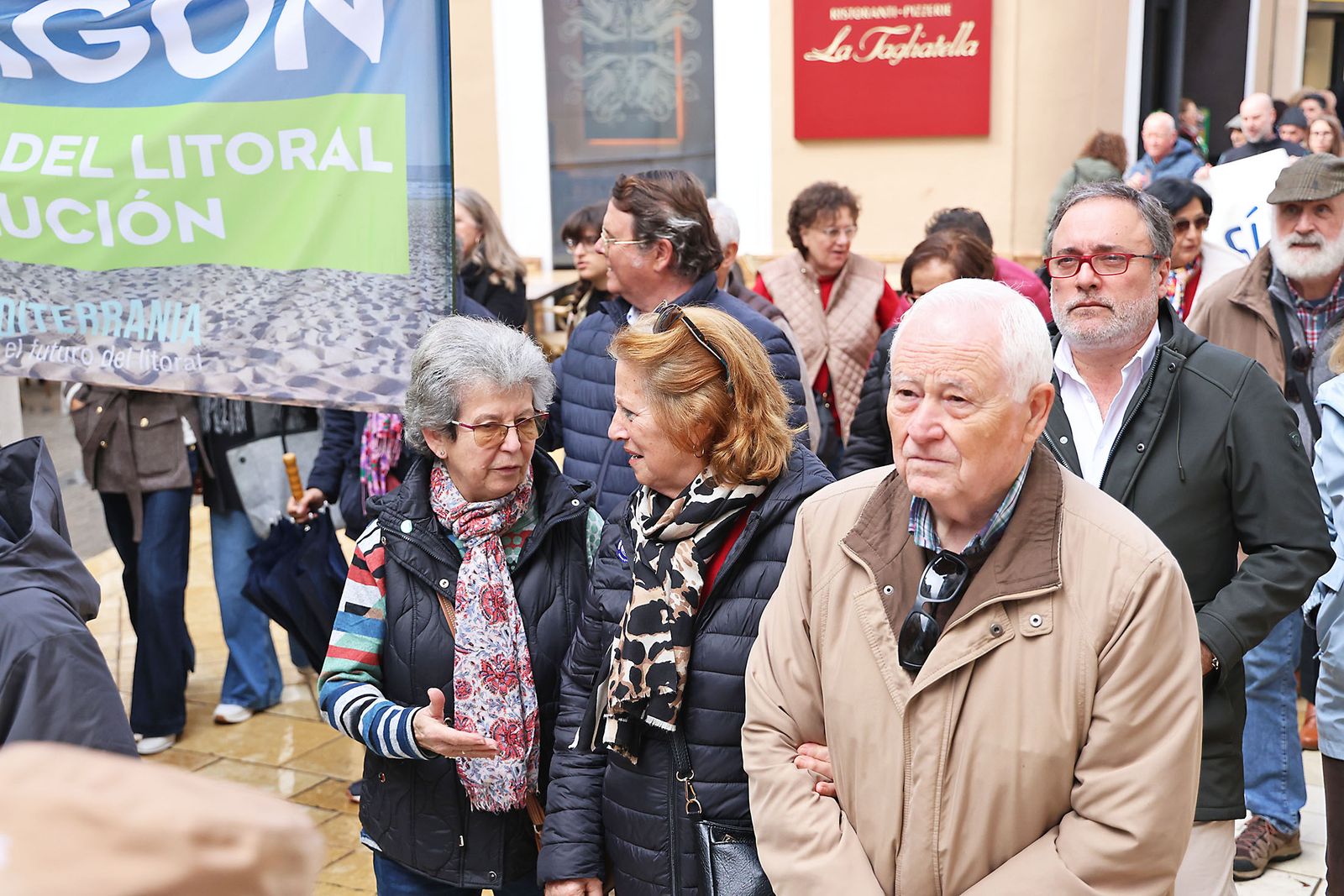 Fotografías de la manifestación en Huelva para exigir la regeneración de las playas