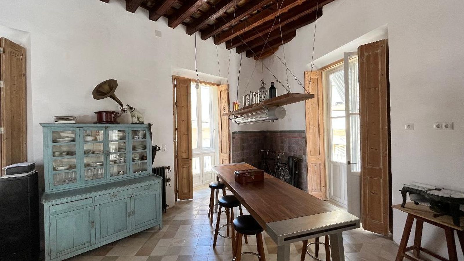 En el comedor hay una mesa alemana de acero y madera de nogal, junto a un pequeño zócalo modernista.