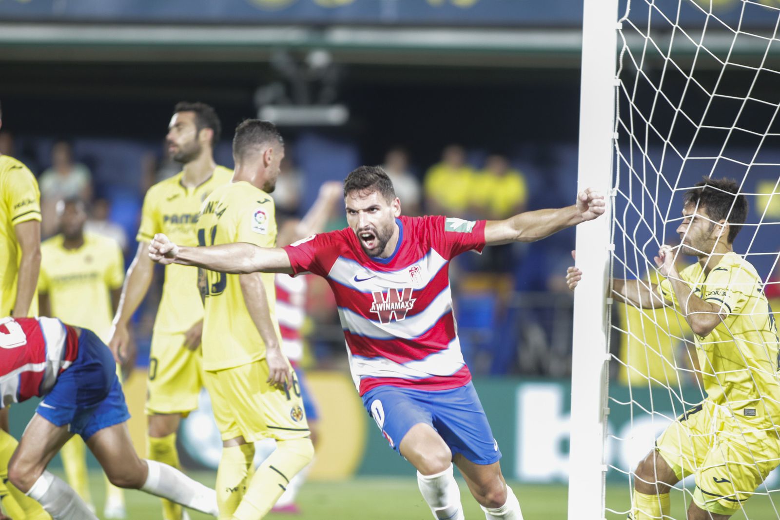 El primer gol de Puertas en Primera vale un punto de oro