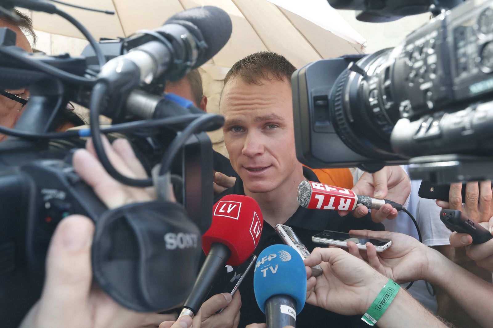 El ciclista británico Chris Froome, rodeado de periodistas.