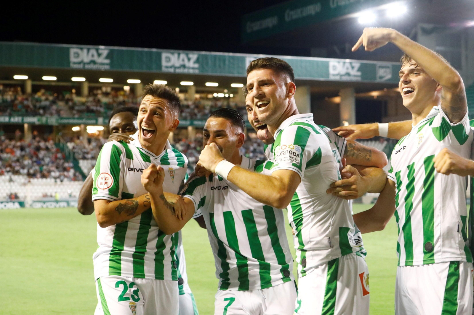Los jugadores del Córdoba celebran un gol