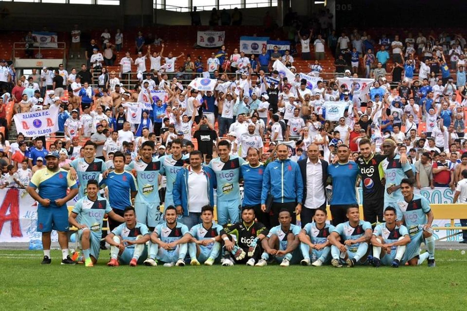 Gran parte de la plantilla actual del Alianza, campeón liguero de El Salvador.