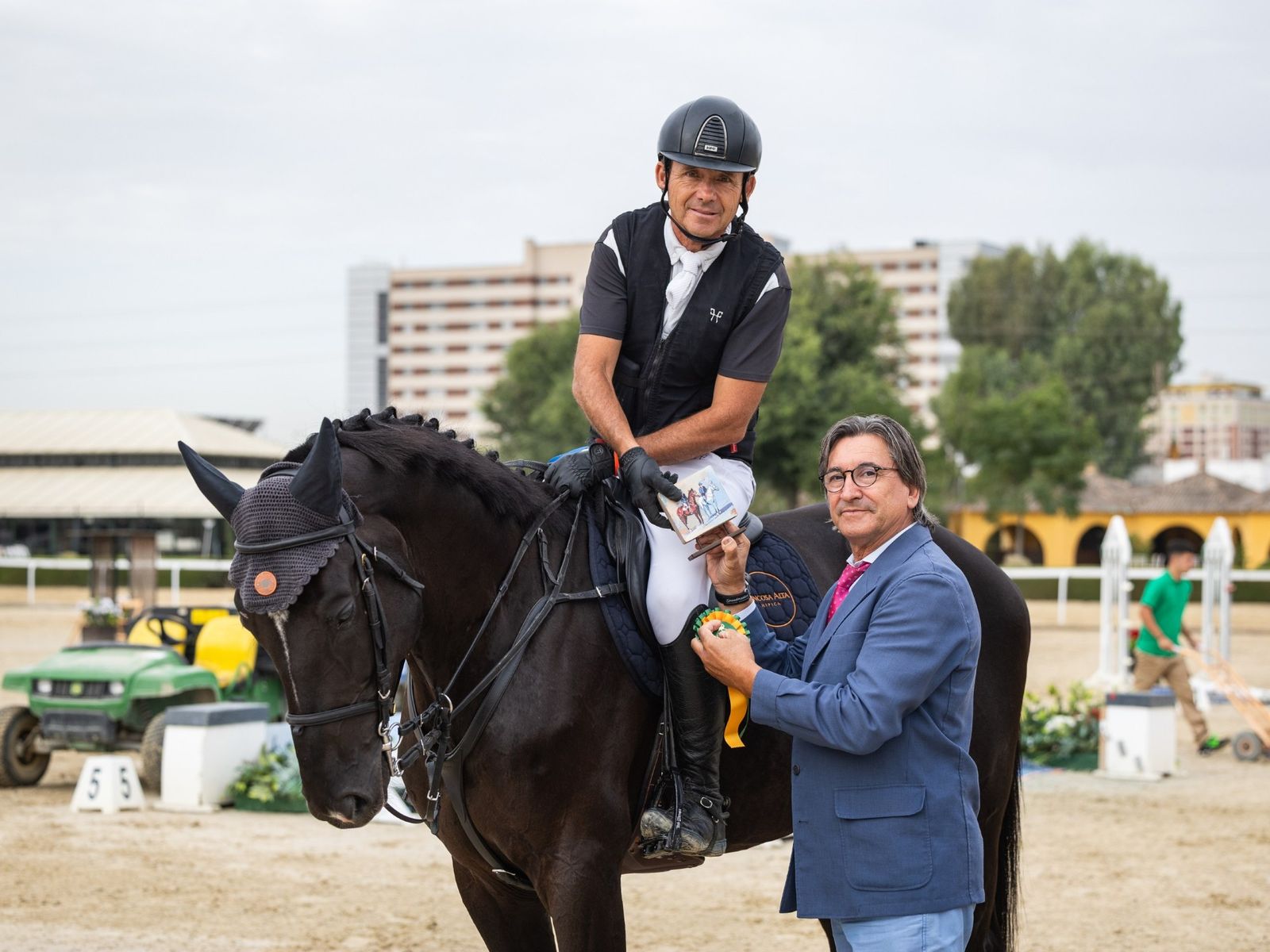 El vencedor Jesús Torres recibe el premio de manos del presidente del jurado, José Rodríguez.