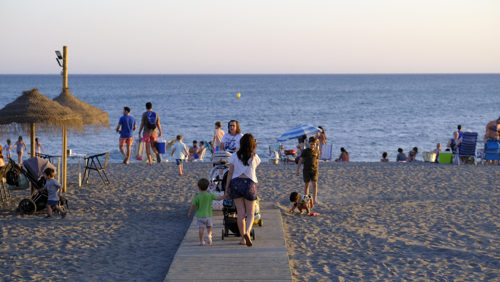 Imágenes de las hogueras de la Noche de San Juan en Almería capital