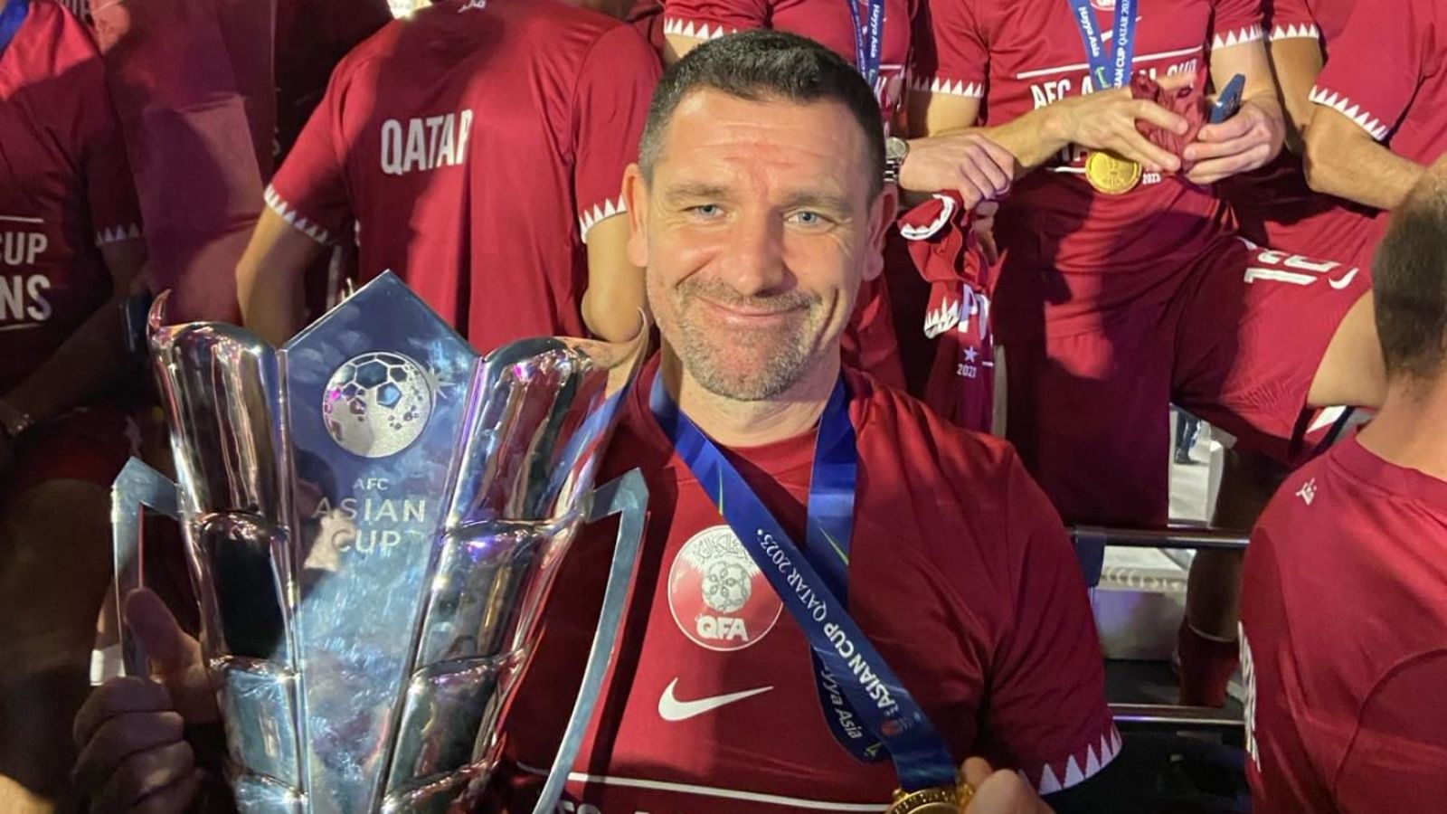 Javier Ruiz, con el título de la Copa Asia que consiguió con la selección de Catar.