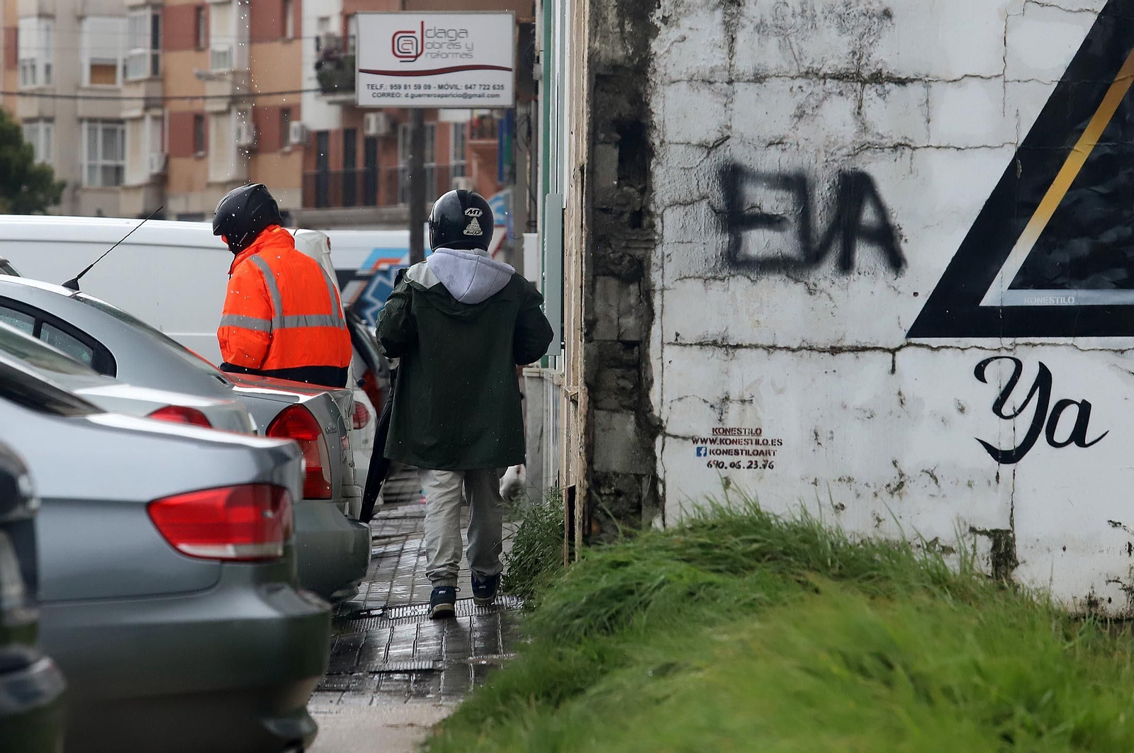 Imágenes de suciedad y okupas en la calle Santiago Apóstol