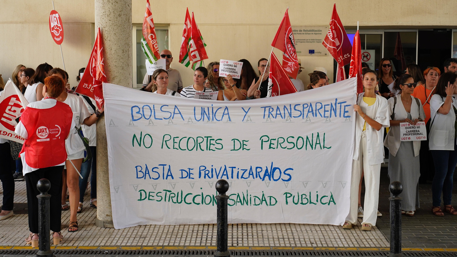 Una de las pancartas, a las puertas del Hospital Punta Europa