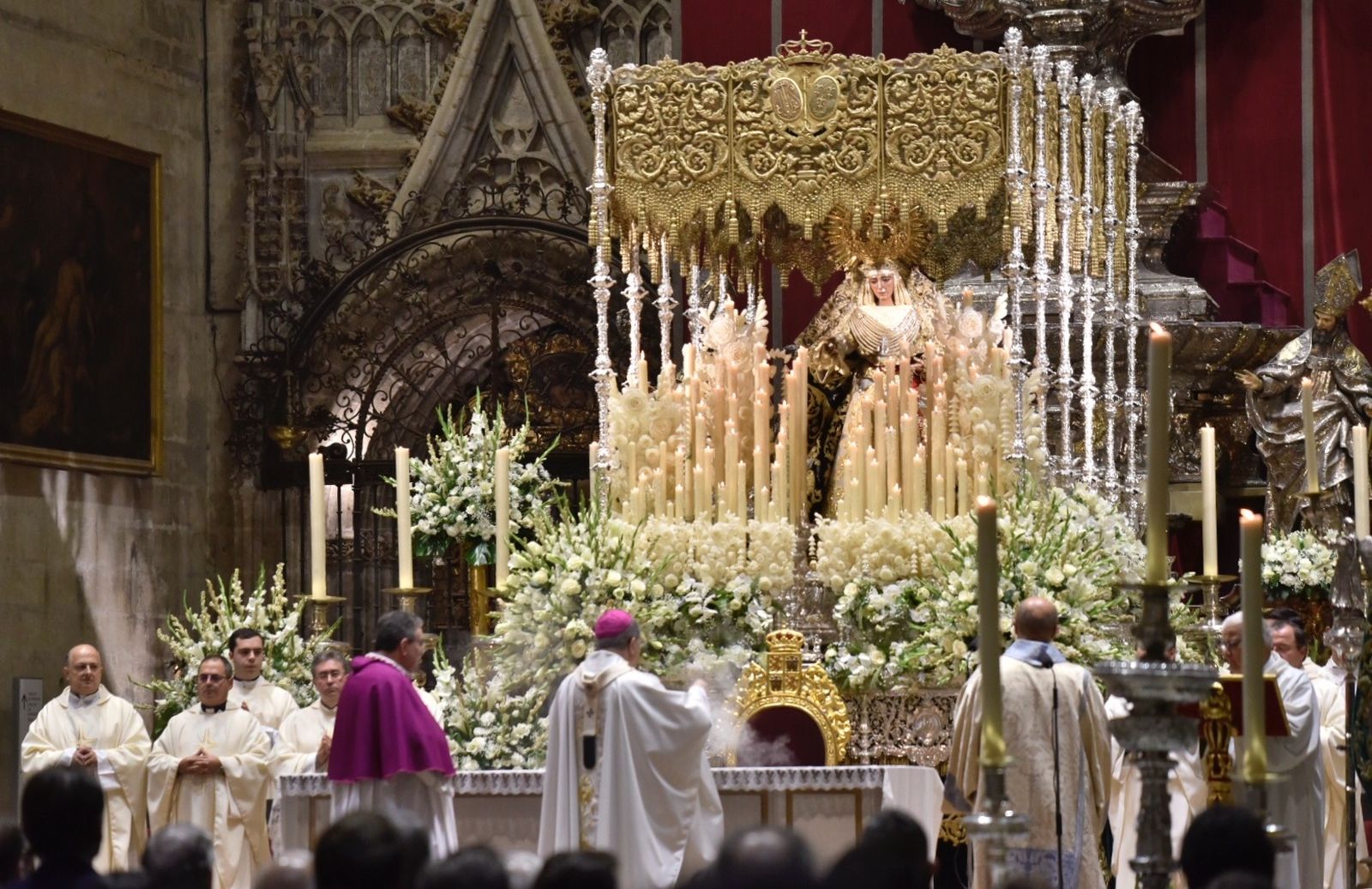 Misa de acción de gracias celebrada en la Catedral ante la Esperanza de Triana.