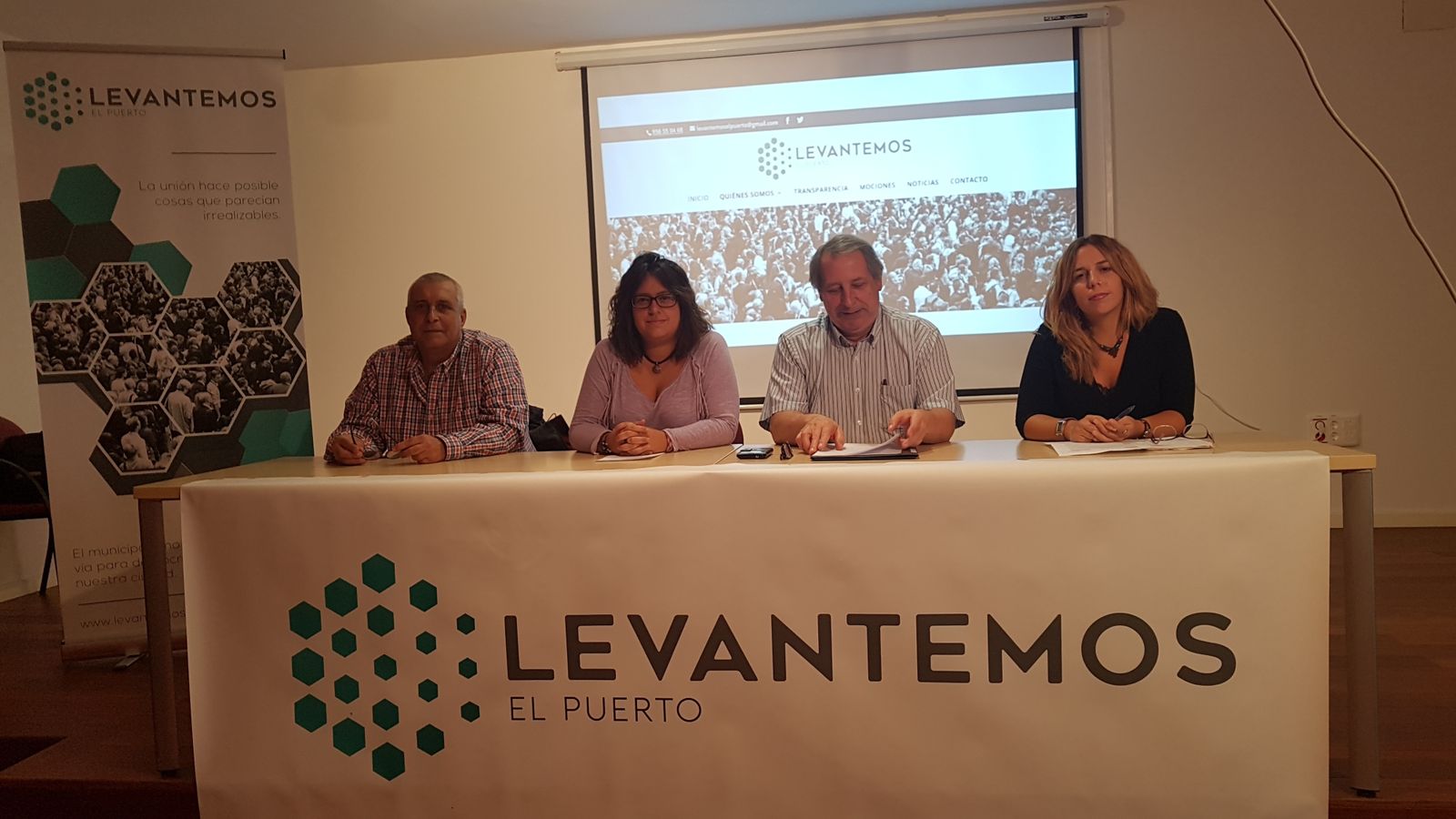 Los concejales de Levantemos, durante la presentación de su nuevo logotipo y la nueva web.